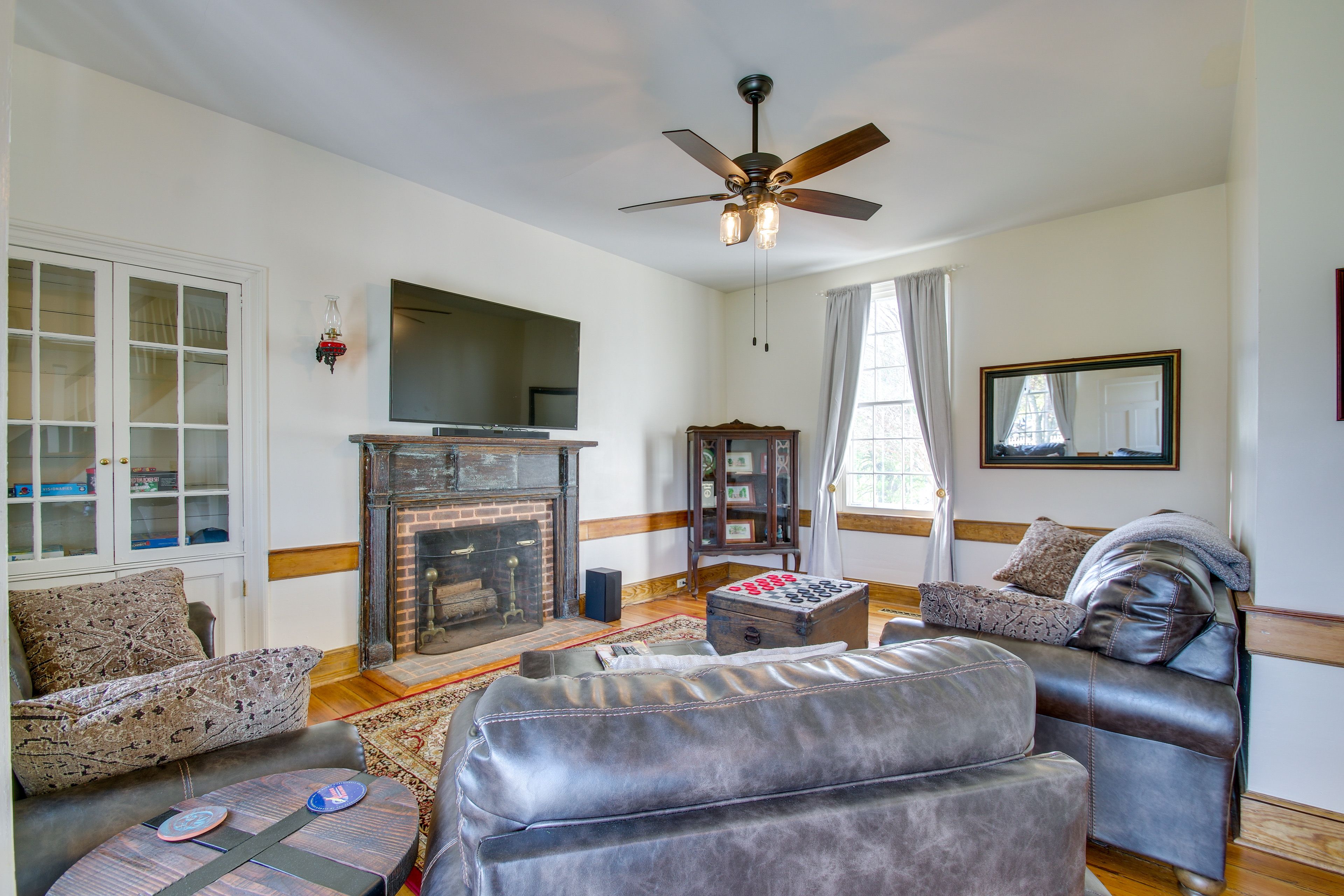 Living Room | Free WiFi | Smart TV | Central A/C & Heating
