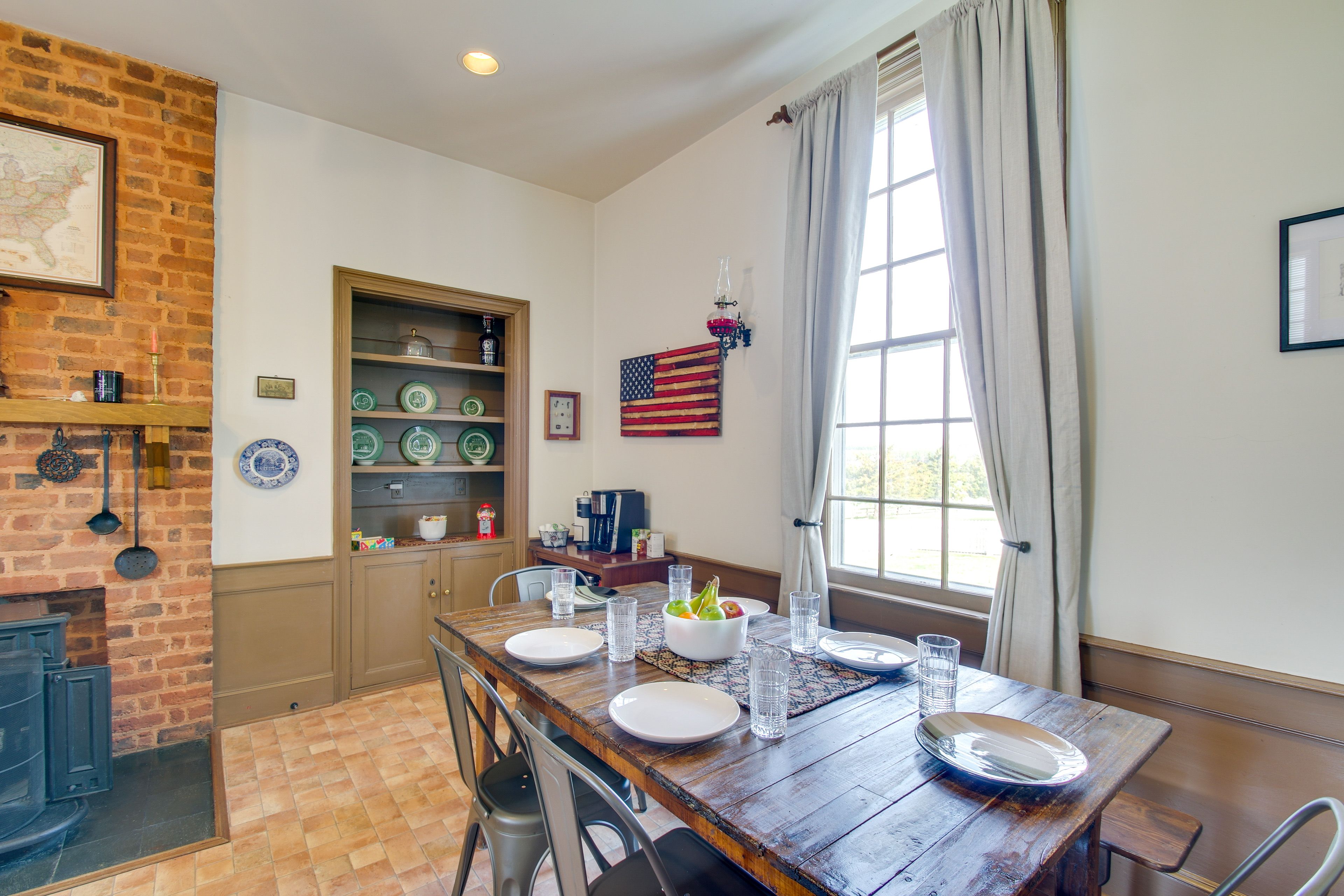 Dining Area | Dishware & Flatware Provided