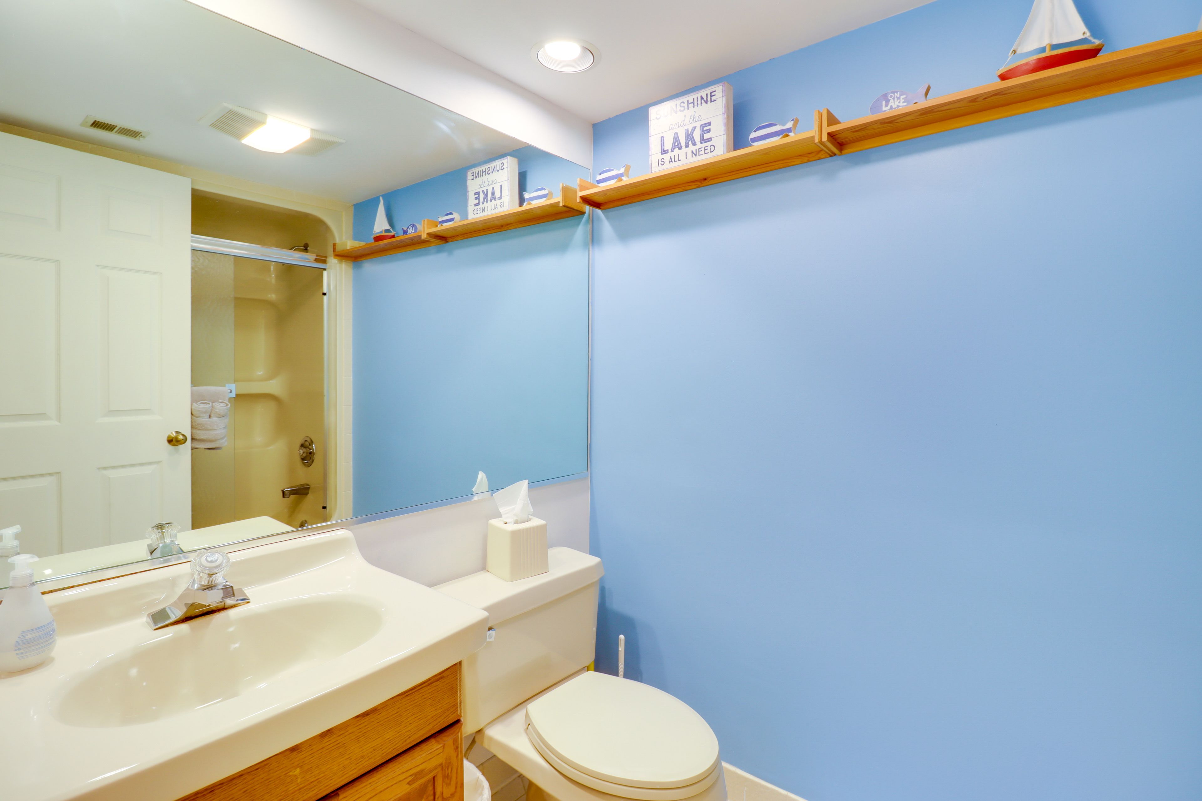 En-Suite Bathroom | Towels Provided