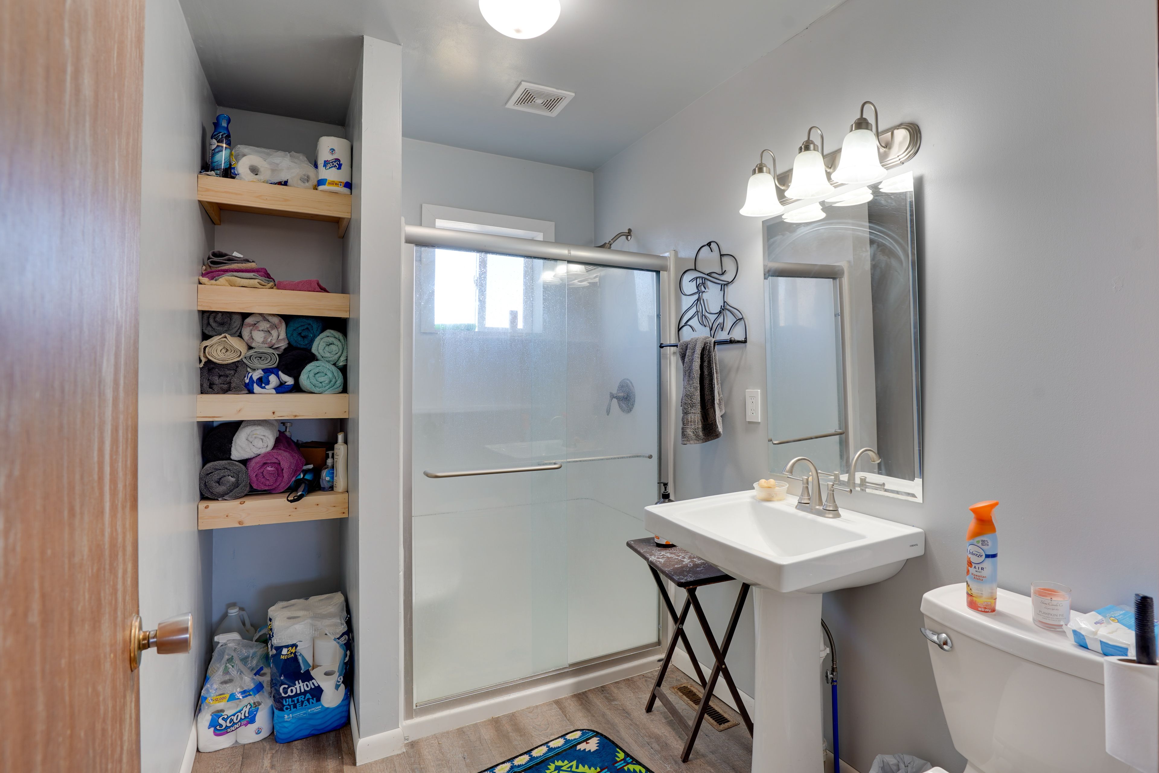 Bathroom | Walk-In Shower | Towels Provided