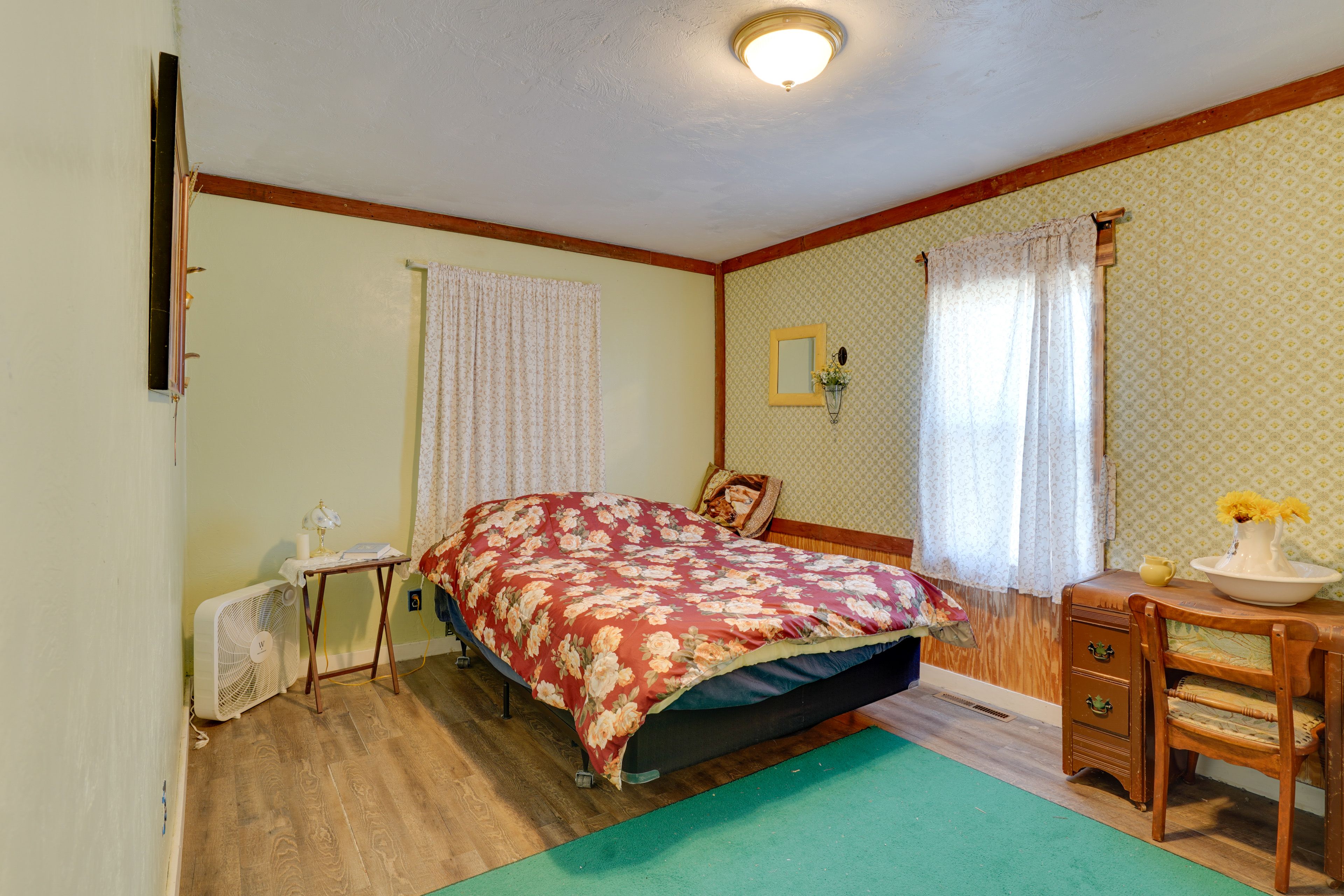 Bedroom 1 | Queen Bed | 1st Floor