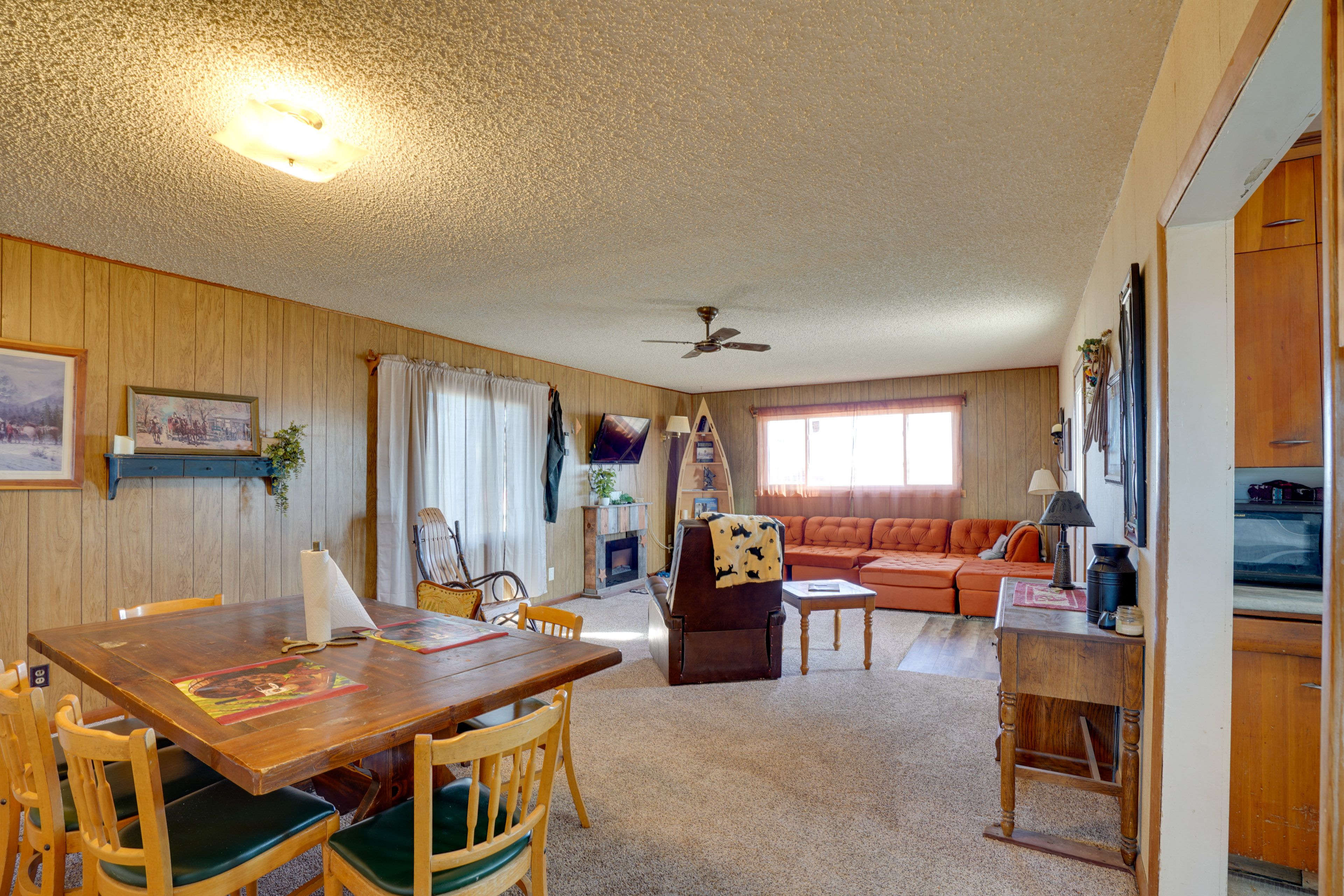 Dining Area | Dishware & Flatware Provided