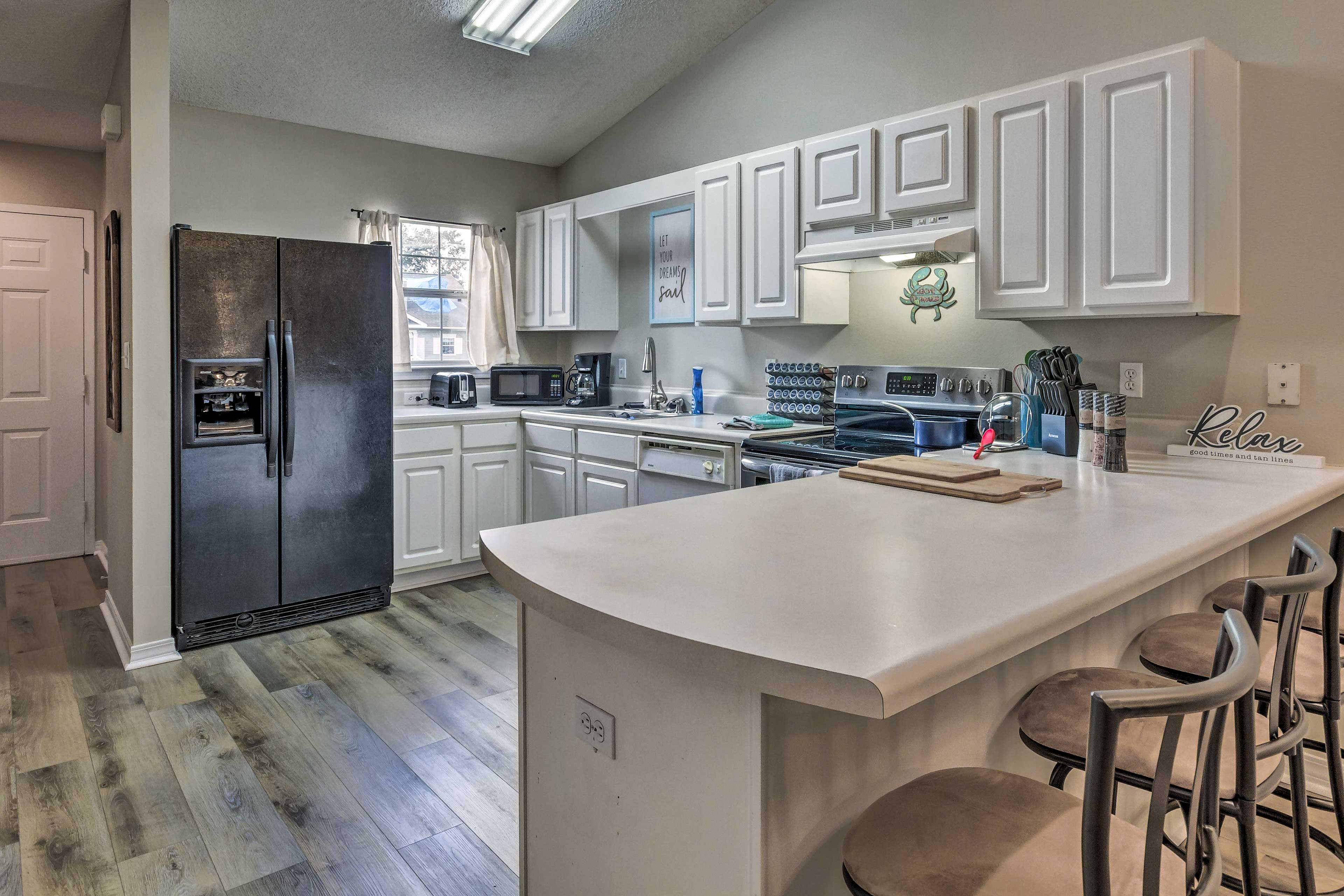 Dining Area | Breakfast Bar (Seats 4)