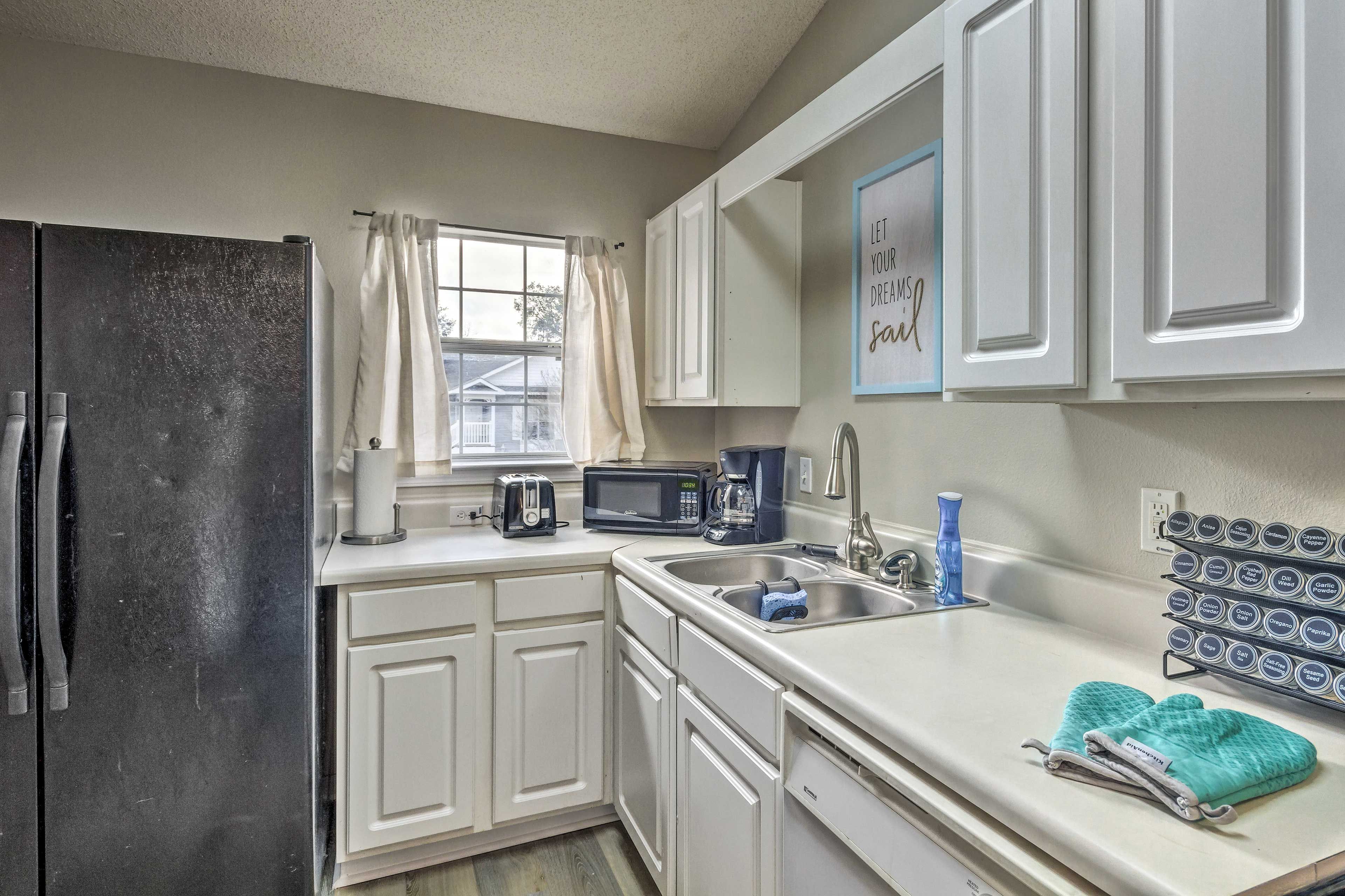 Fully Equipped Kitchen | Cooking Basics | Coffee Maker | Blender | Toaster