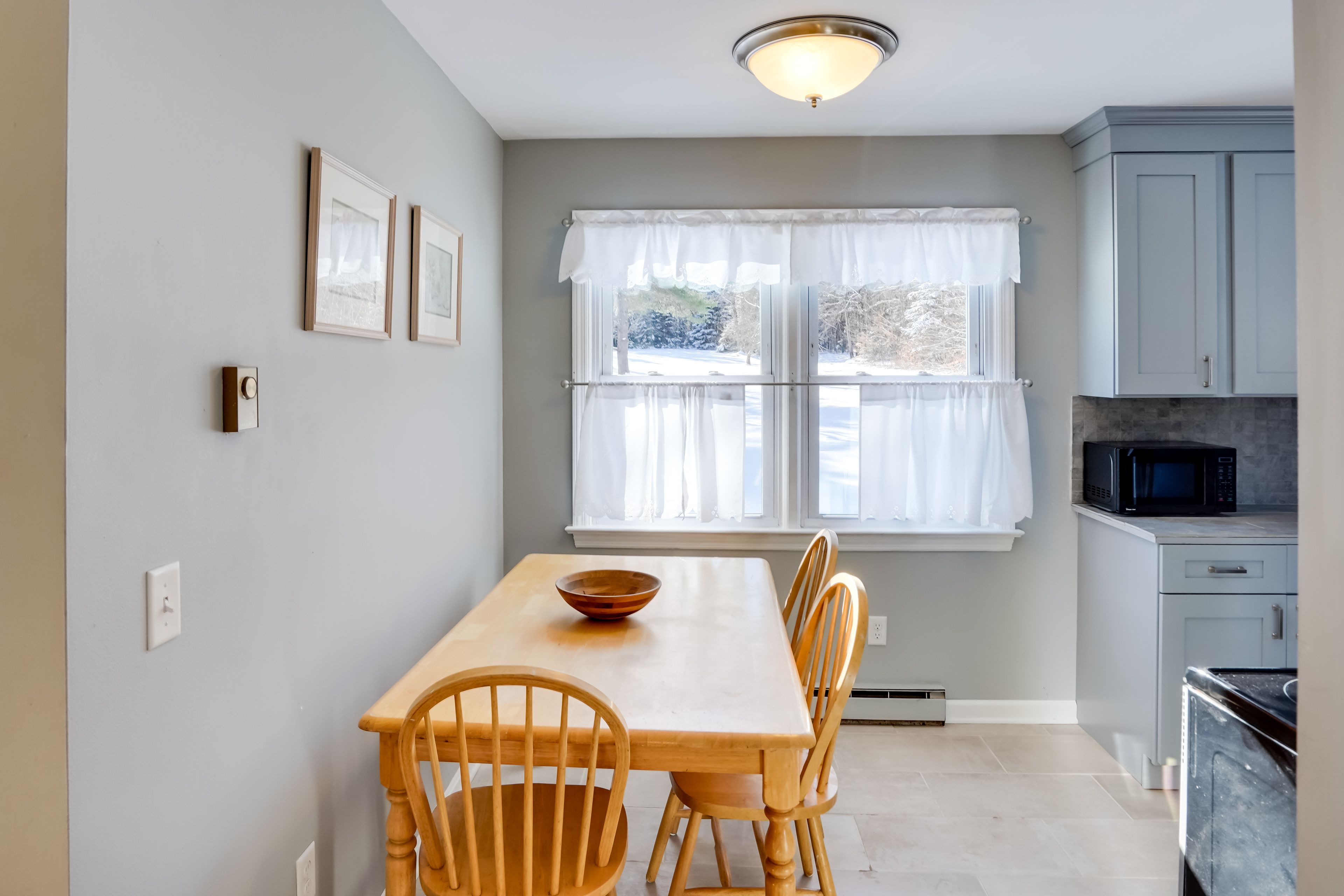 Dining Area | Dishware & Flatware Provided