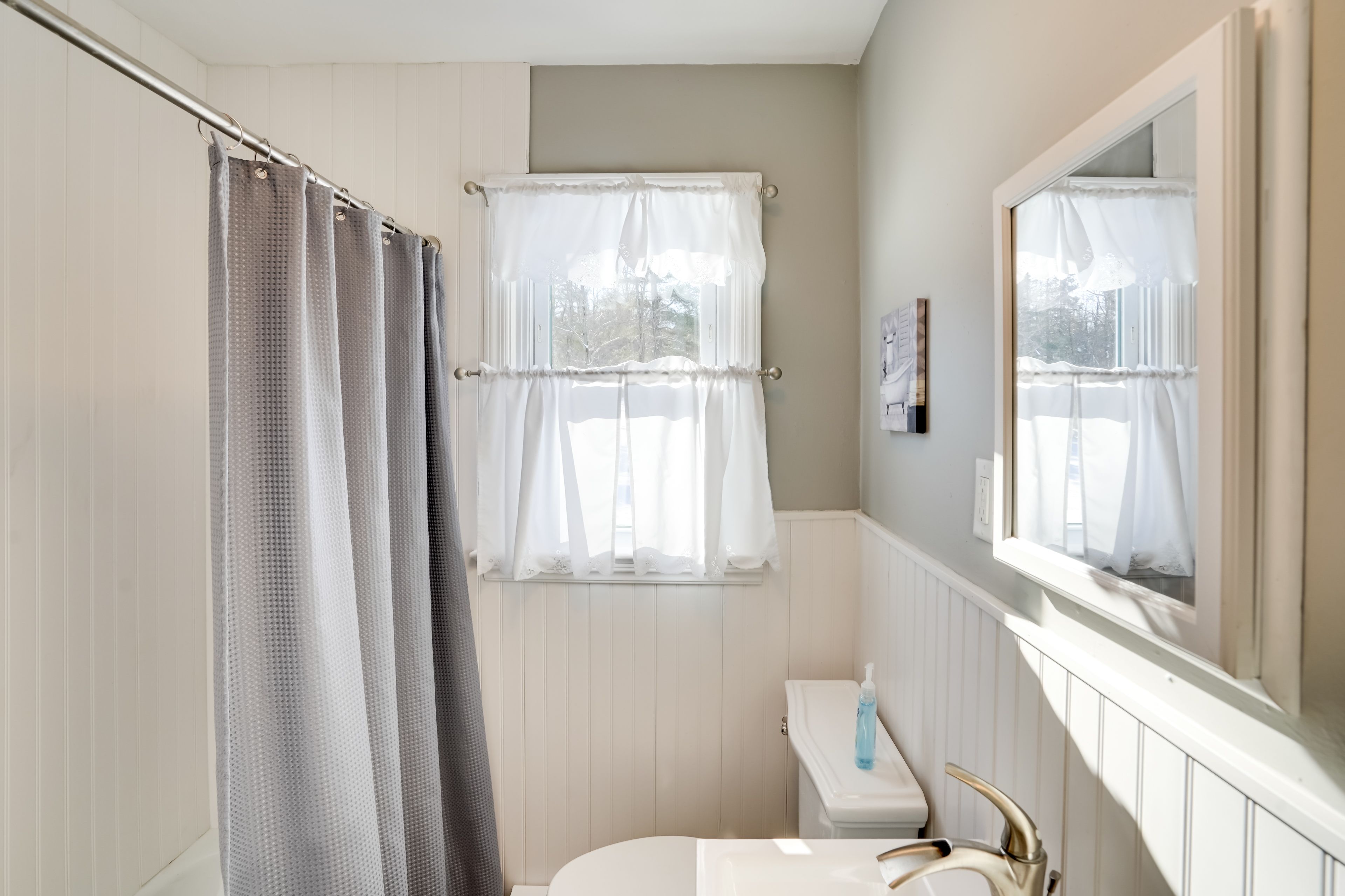 Full Bathroom | Towels Provided