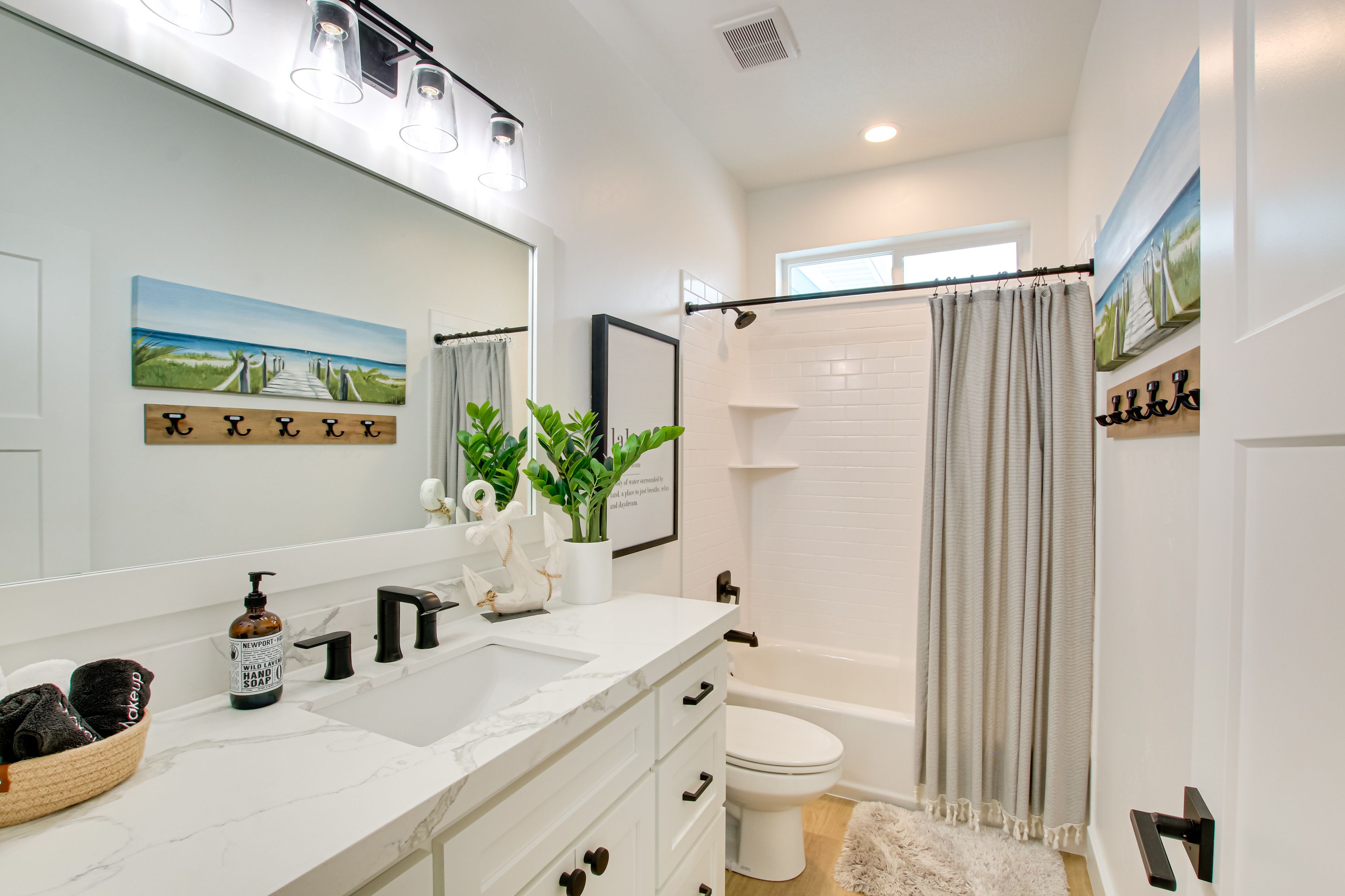 Full Bathroom | Complimentary Toiletries