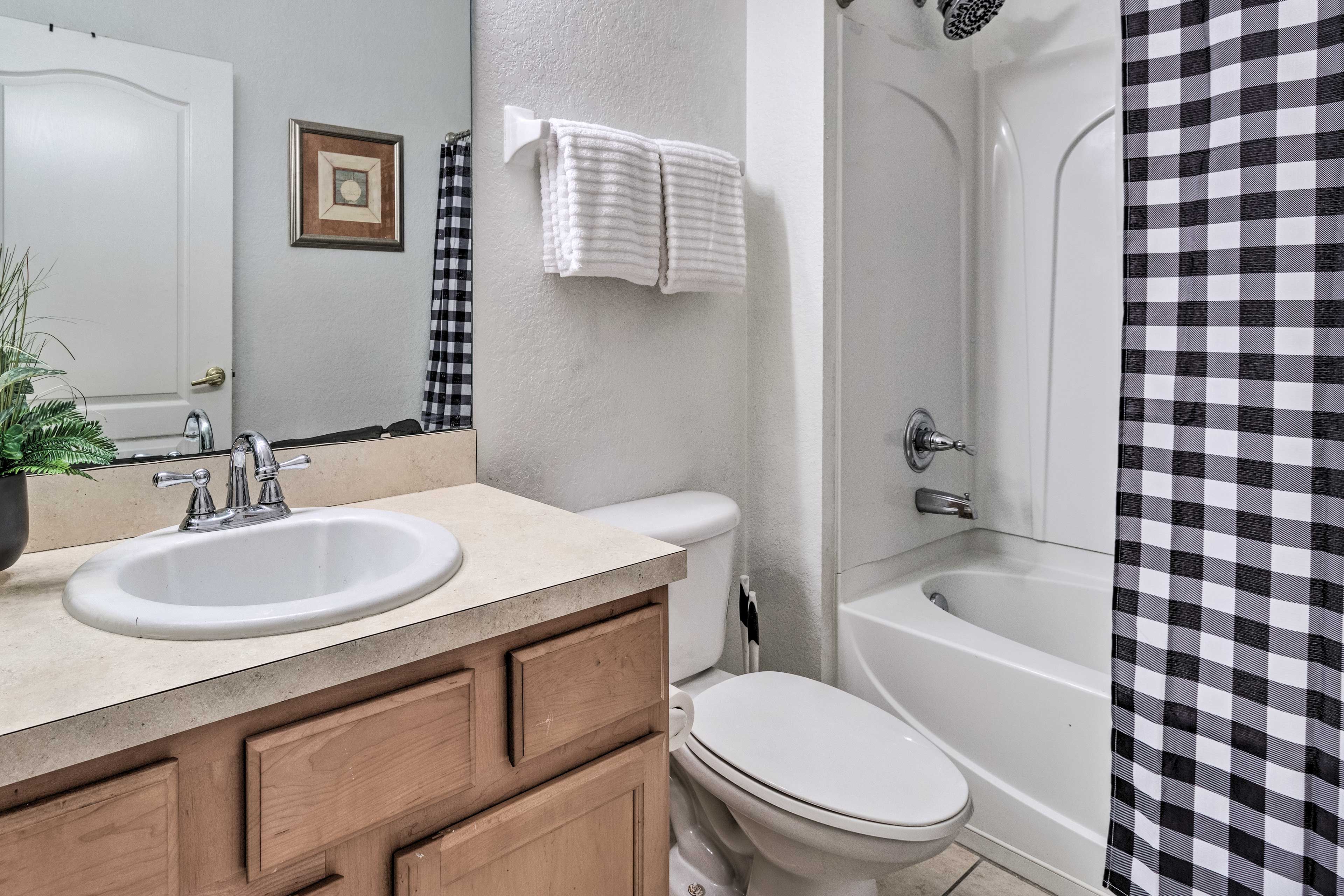 Full Bathroom | 1st Floor | Complimentary Toiletries