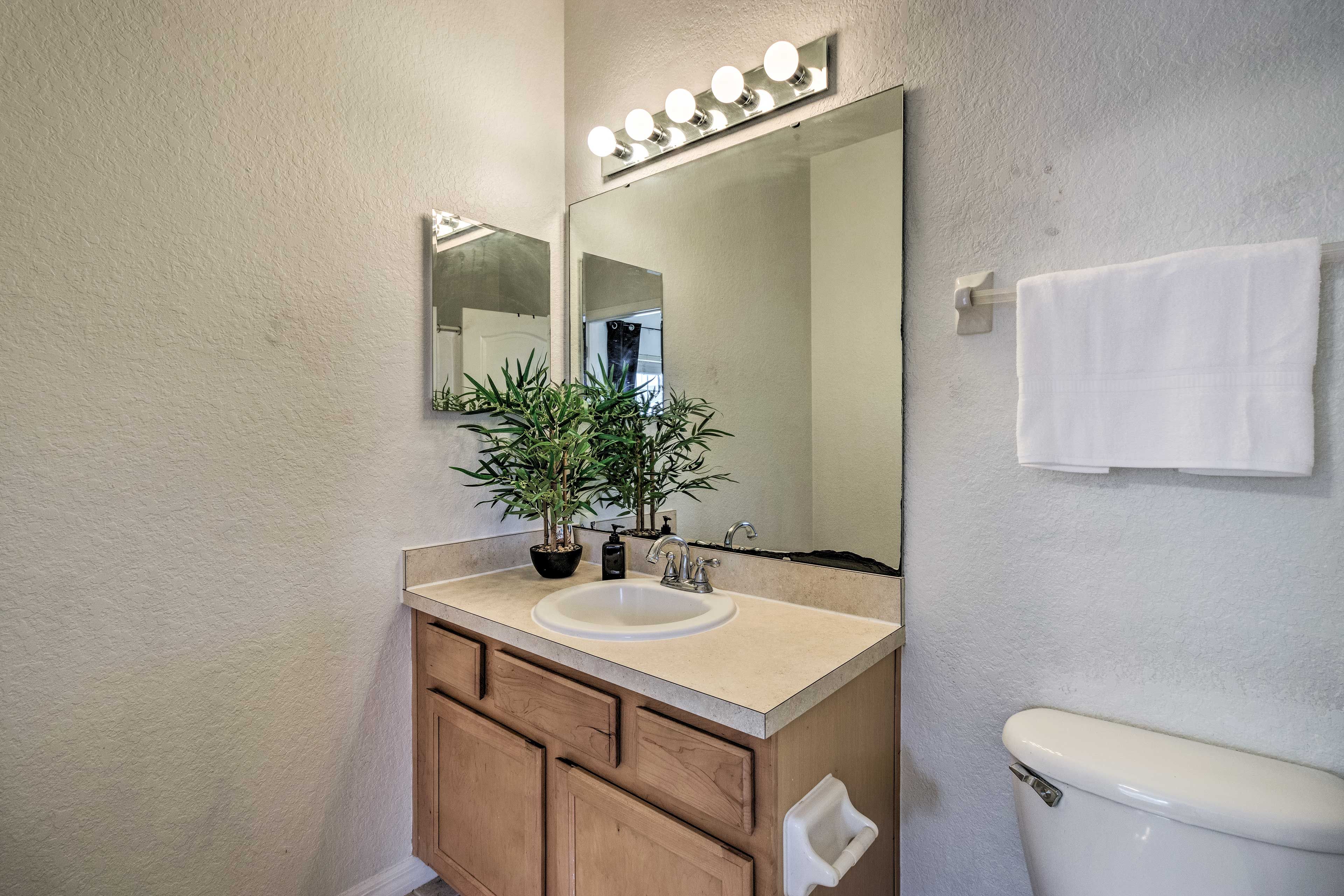 Full Bathroom | 2nd Floor | Towels Provided