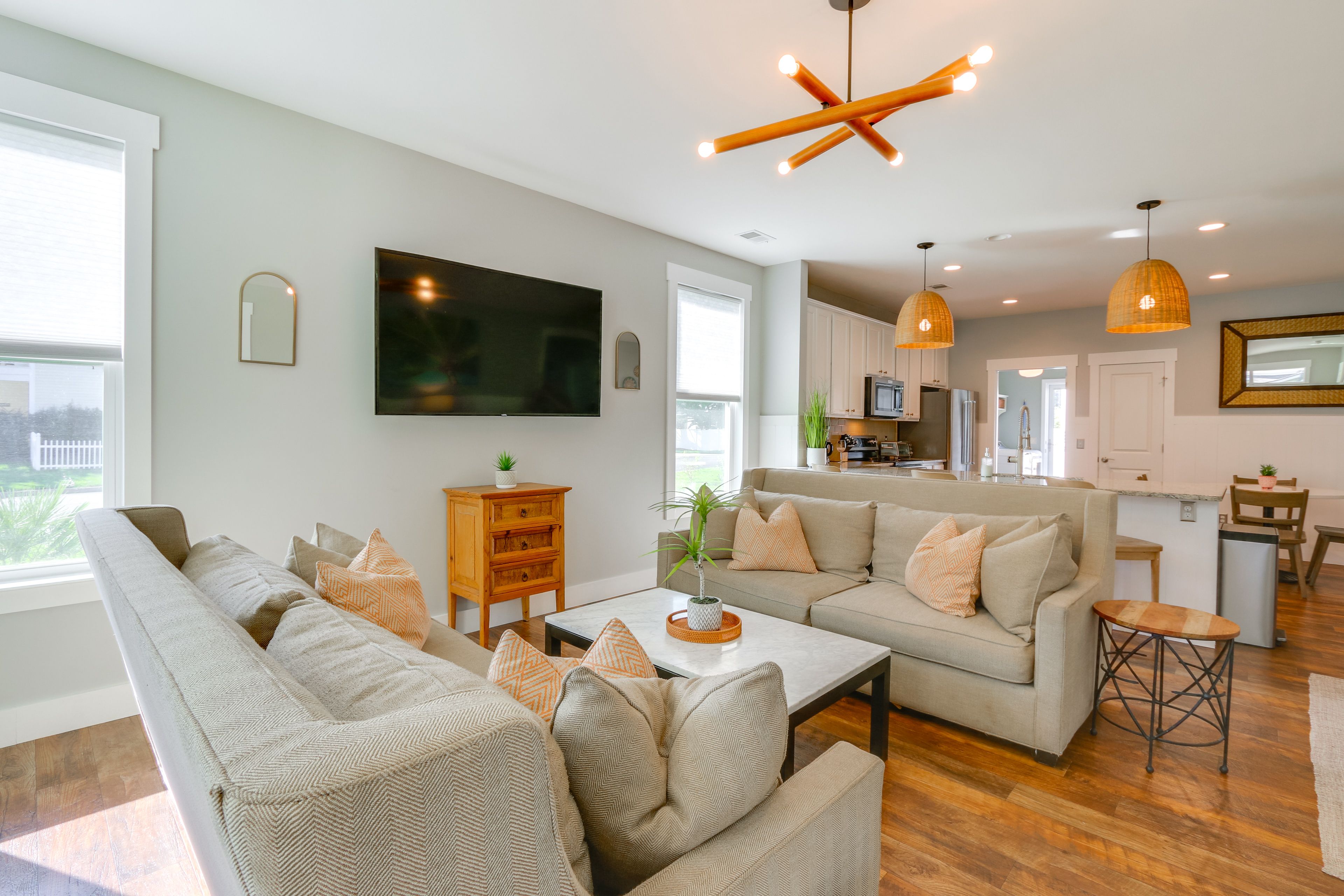 Living Room | Smart TV | Free WiFi | Central A/C & Heating