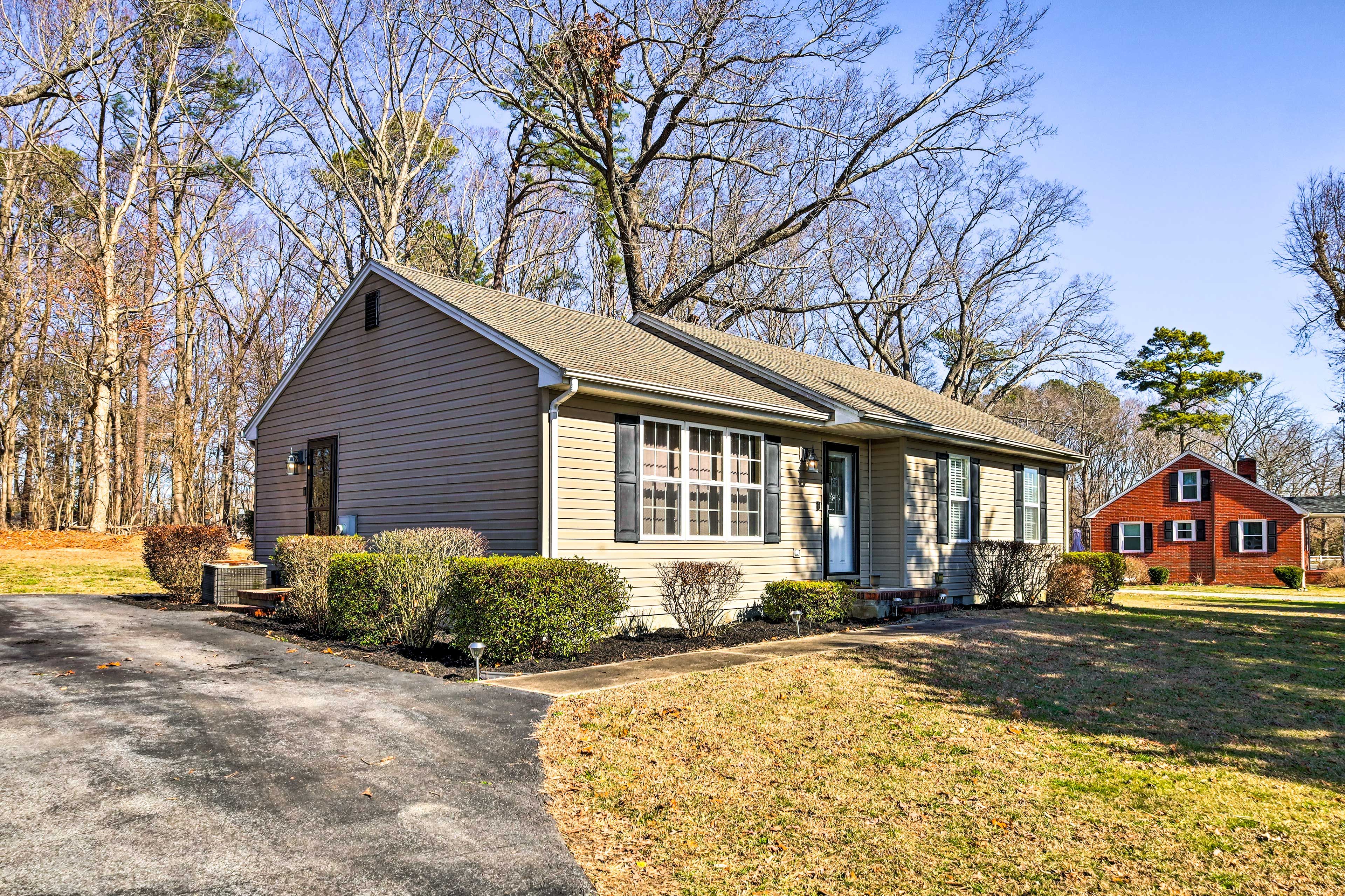 Exterior | Parking | Driveway (6 Vehicles) | Trailers Welcome