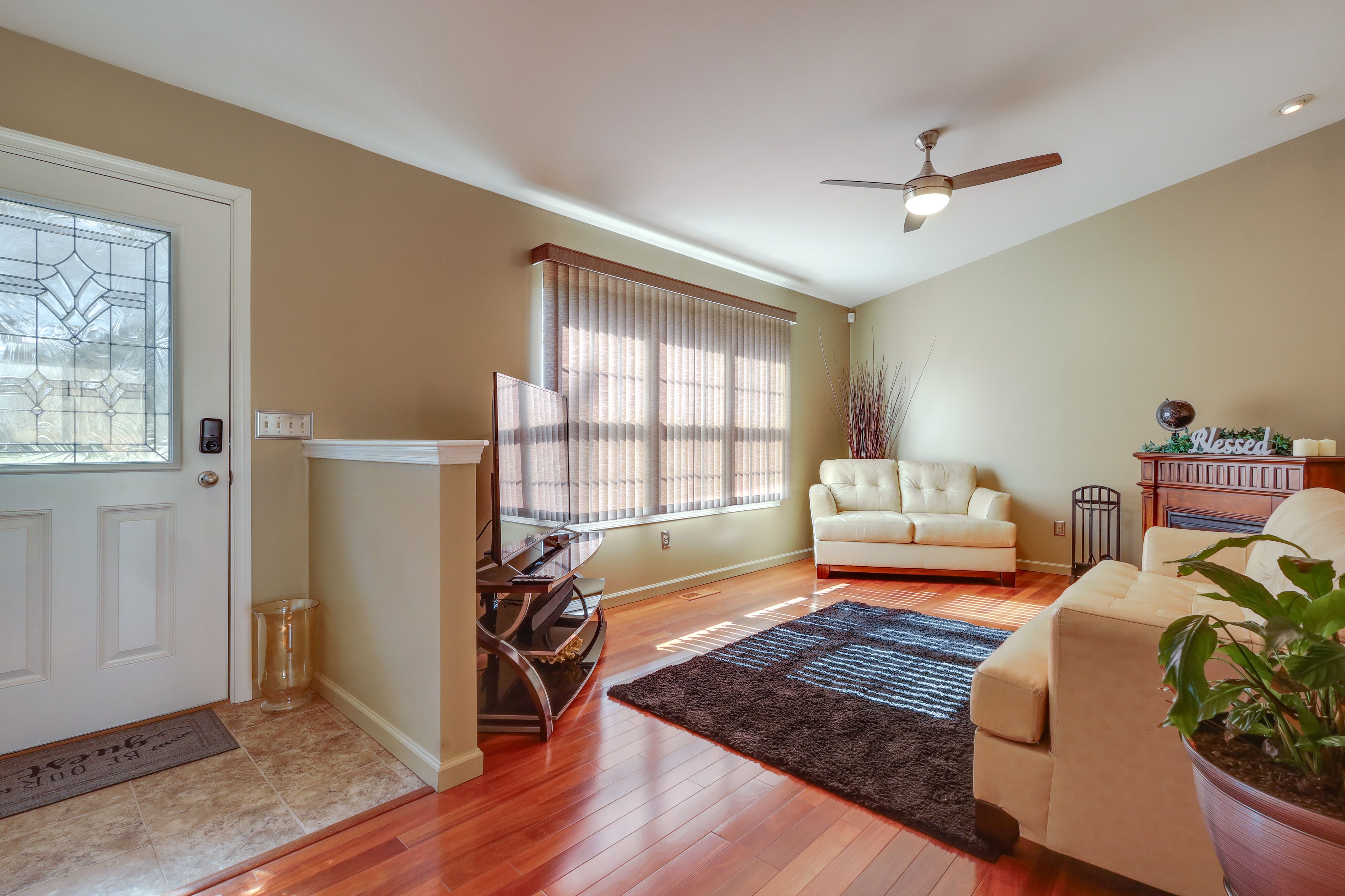 Living Room | Free WiFi | Central A/C | Smart TV w/ Cable
