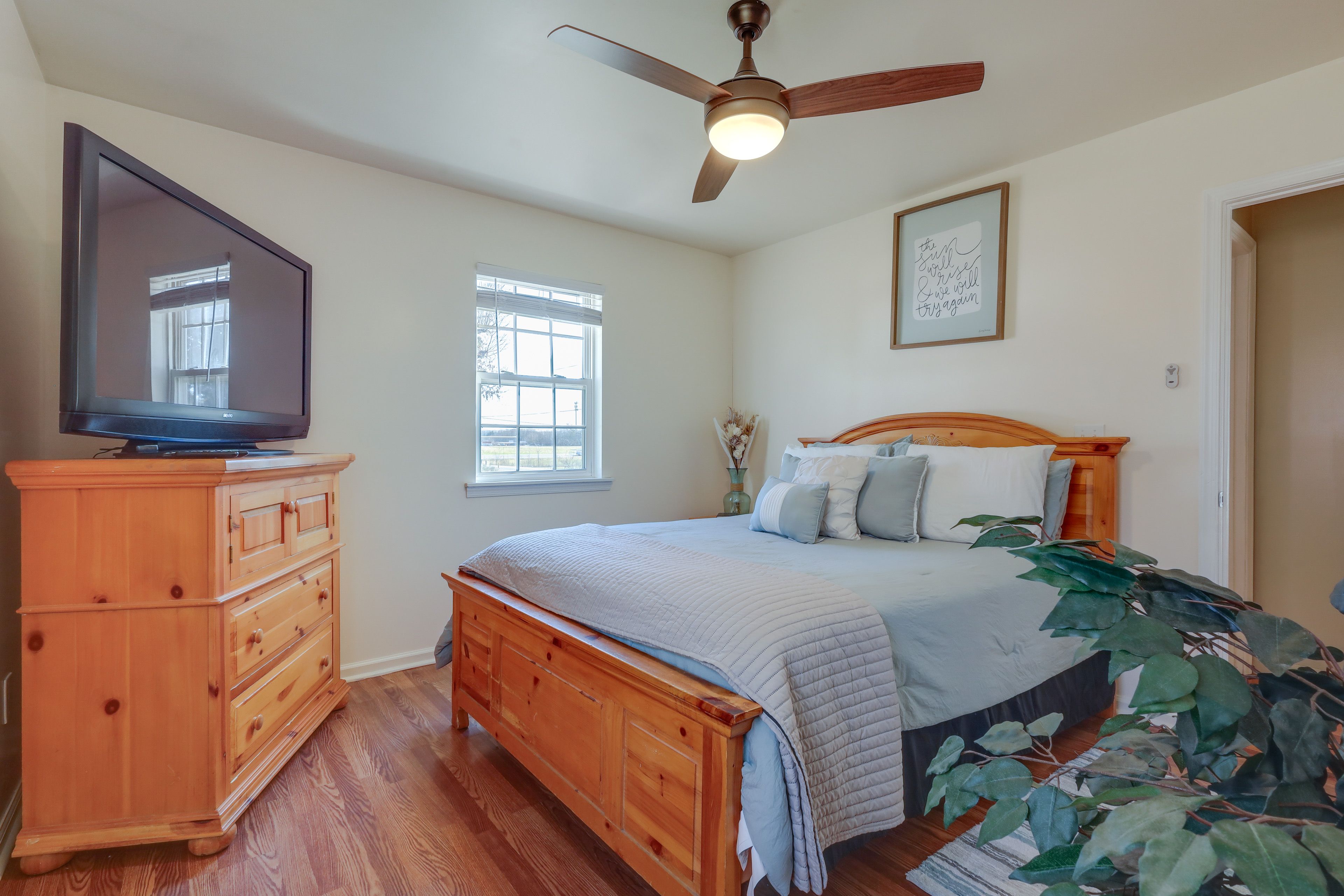 Bedroom 1 | Queen Bed | Smart TV