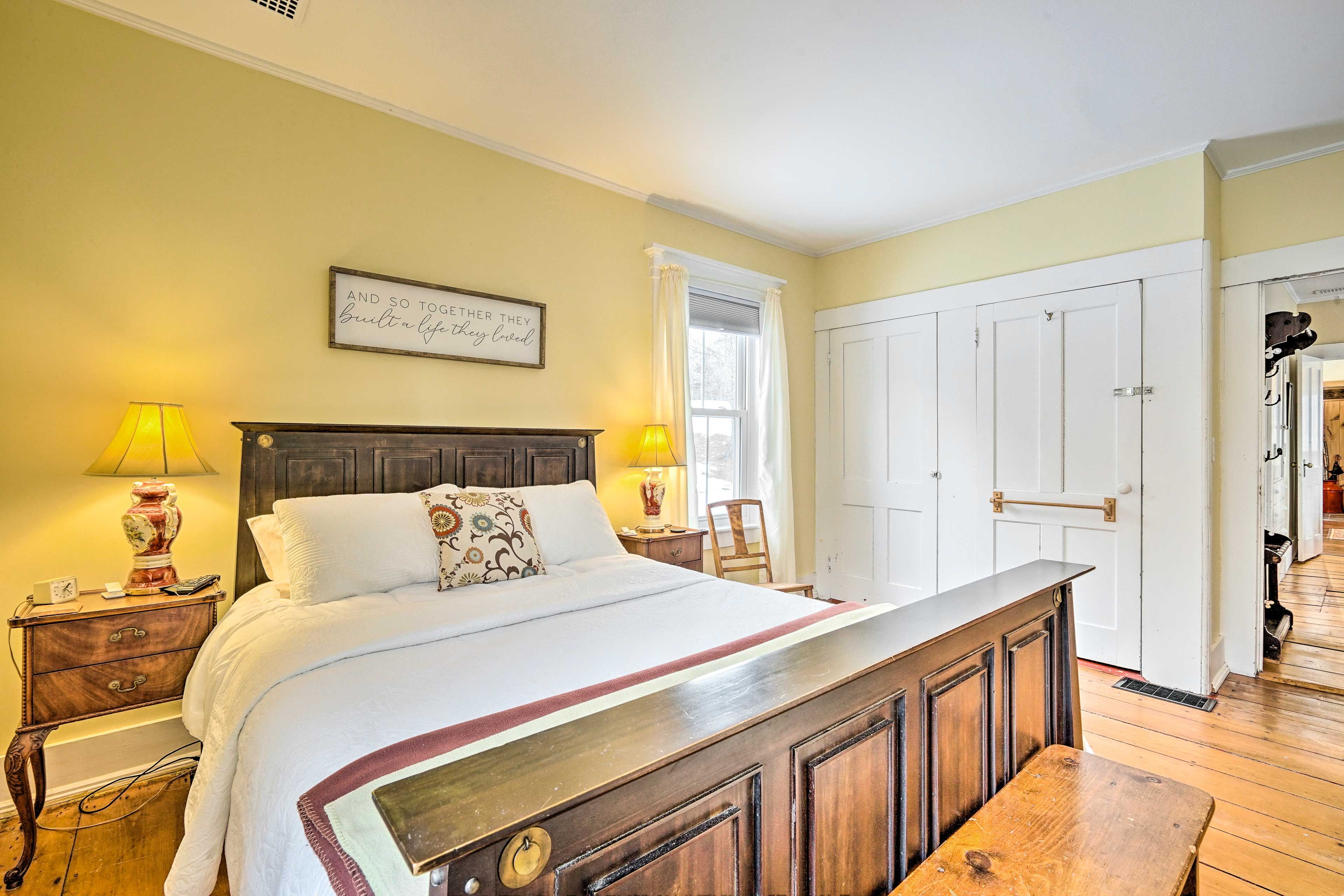 Bedroom 1 | Queen Bed