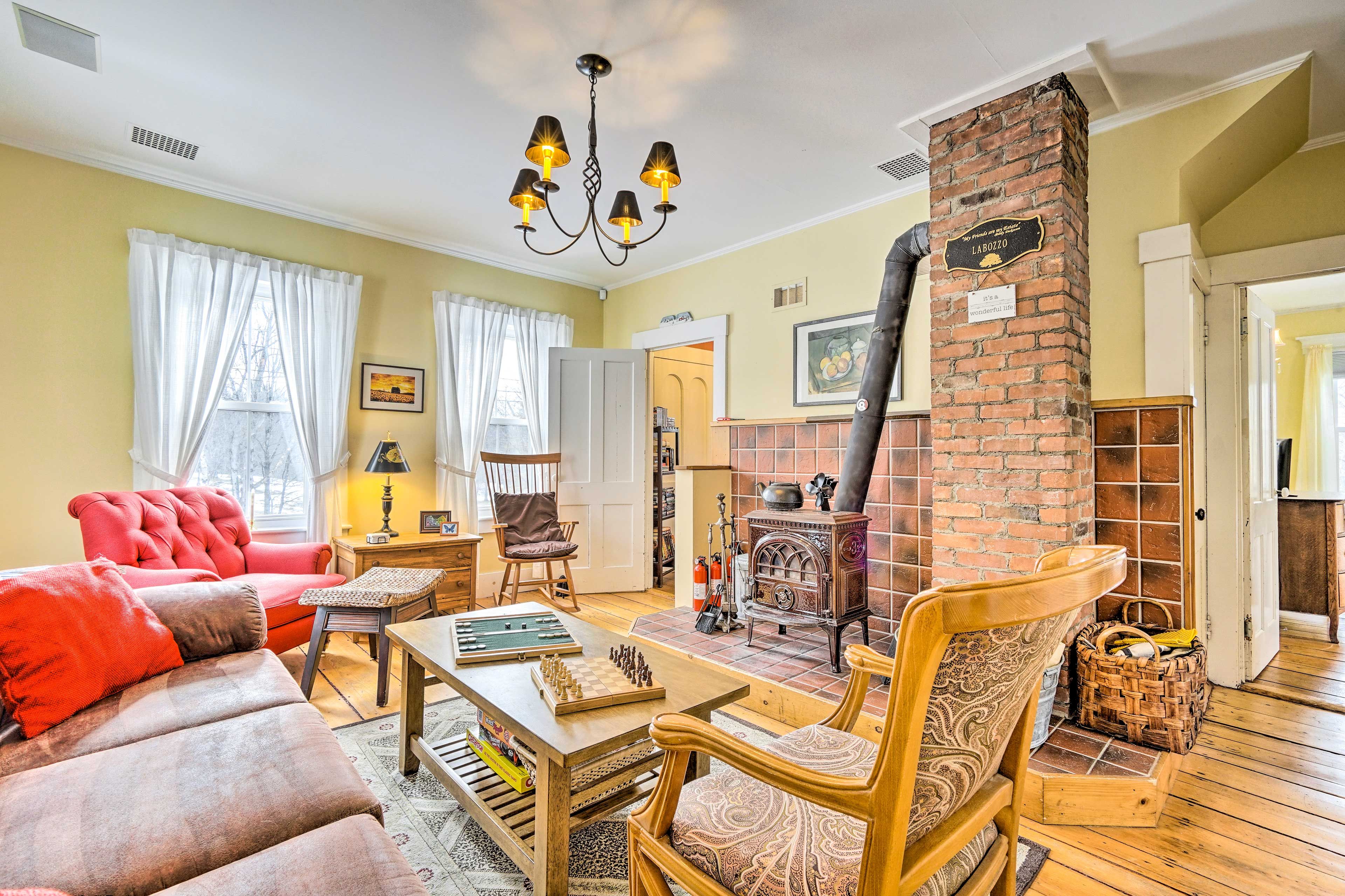 Living Room | Fireplace | Free WiFi