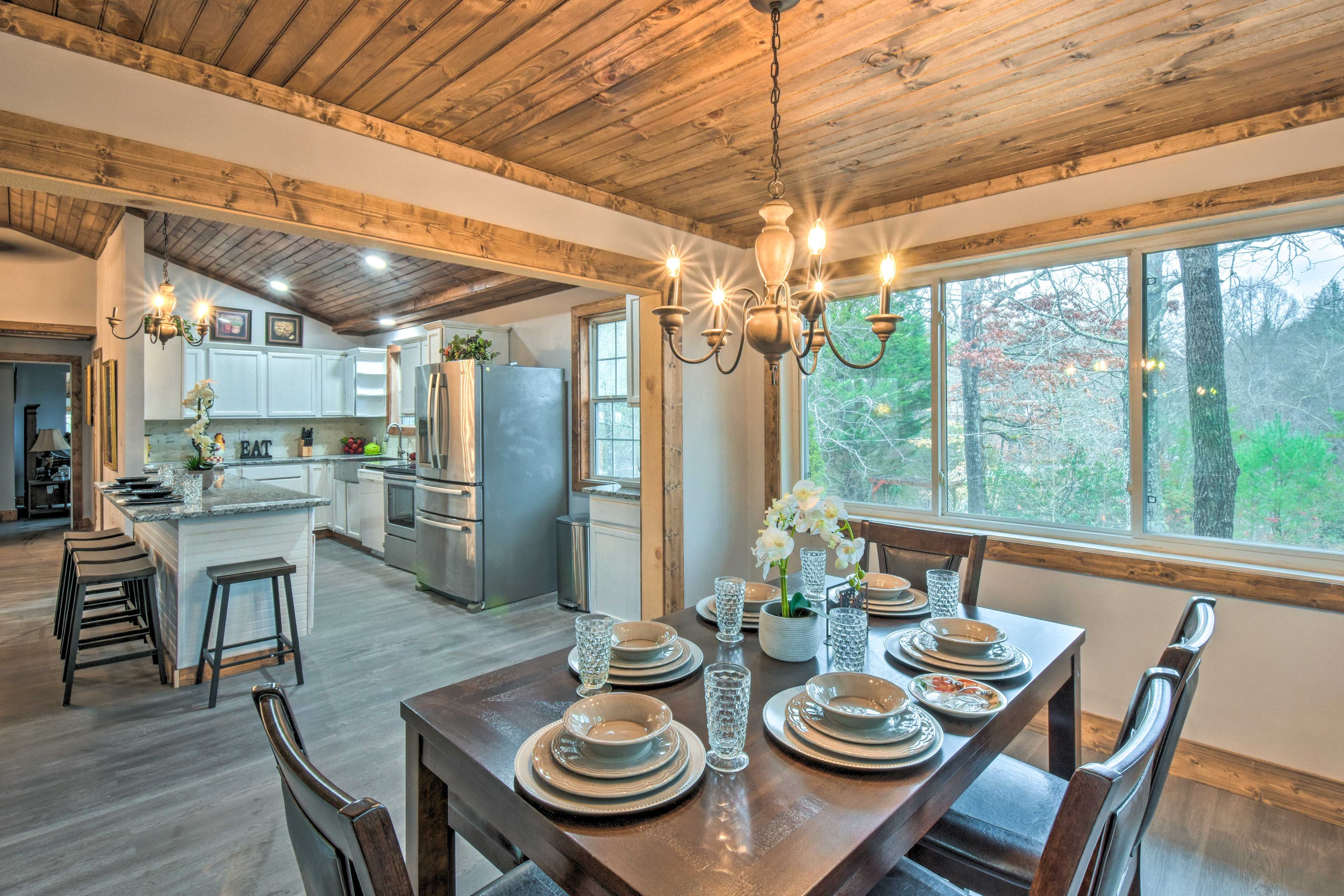 Open Floor Living | Free WiFi | Kid's Tree House | Long Range Mountain Views