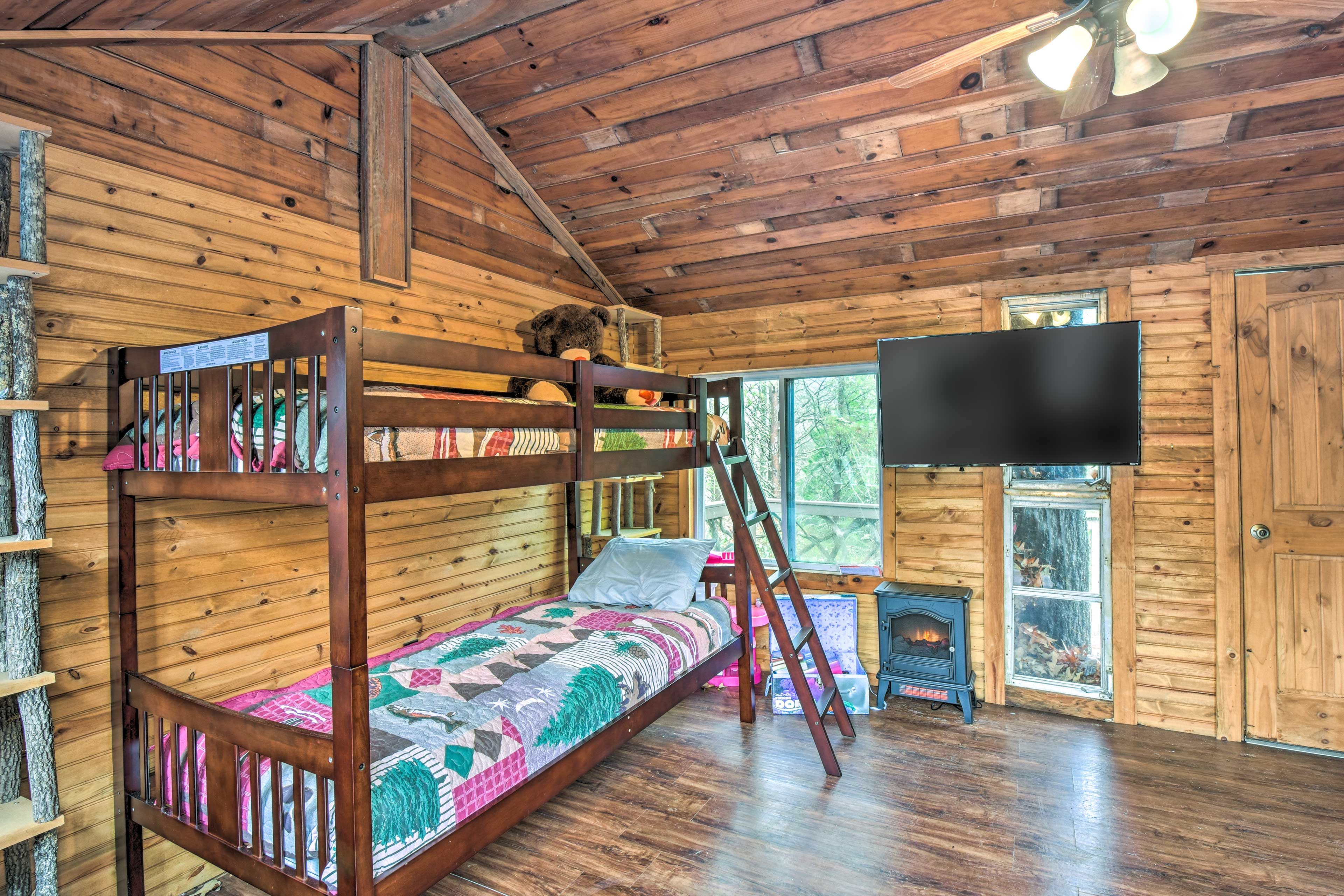 Bedroom 4 | 2 Twin Bunk Beds | Smart TV | Electric Fireplace | Tree House