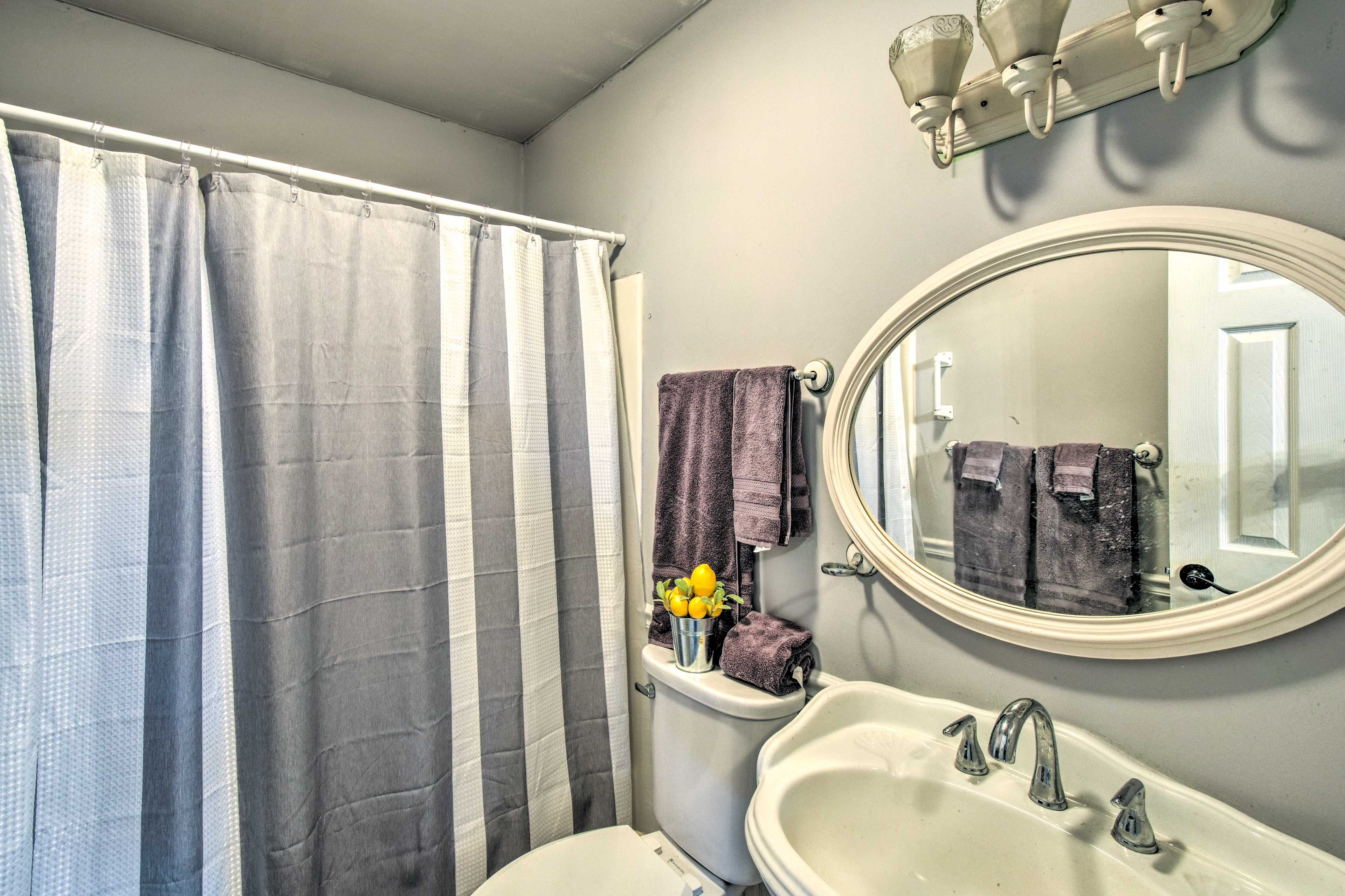 Full Bathroom | Complimentary Toiletries