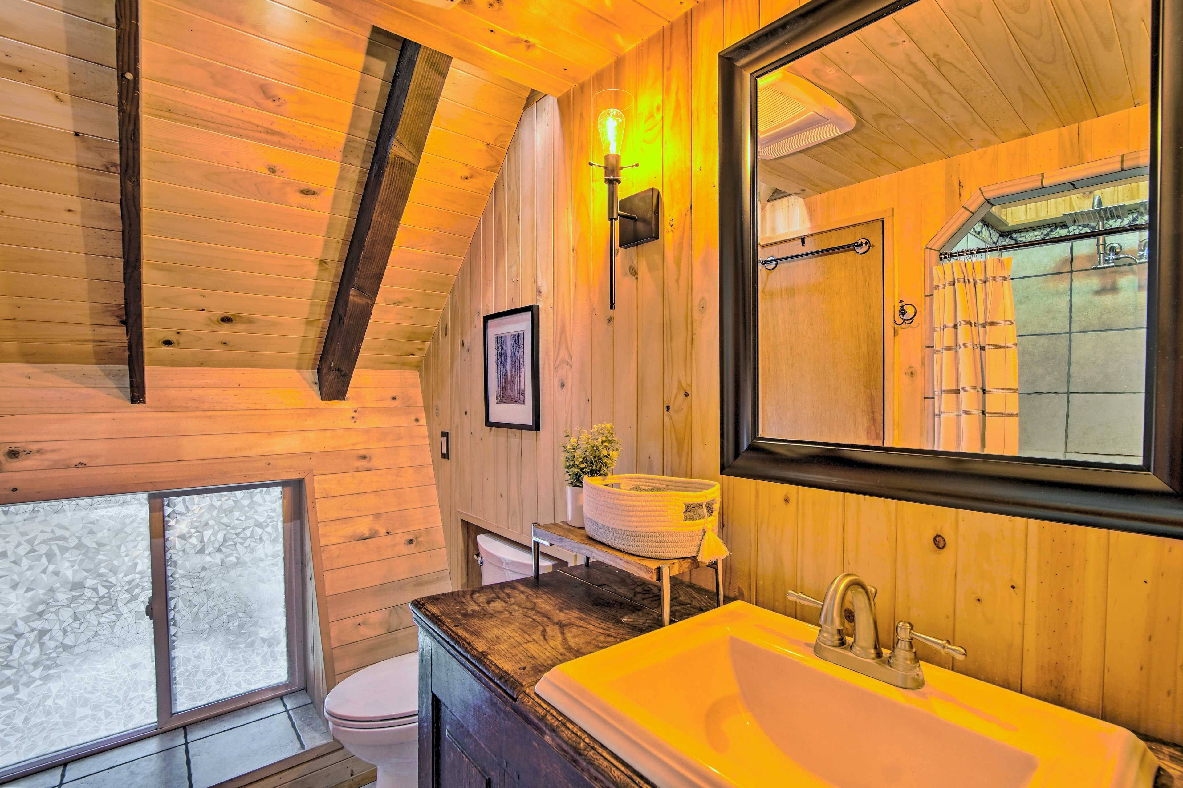 Full Bathroom | Complimentary Toiletries