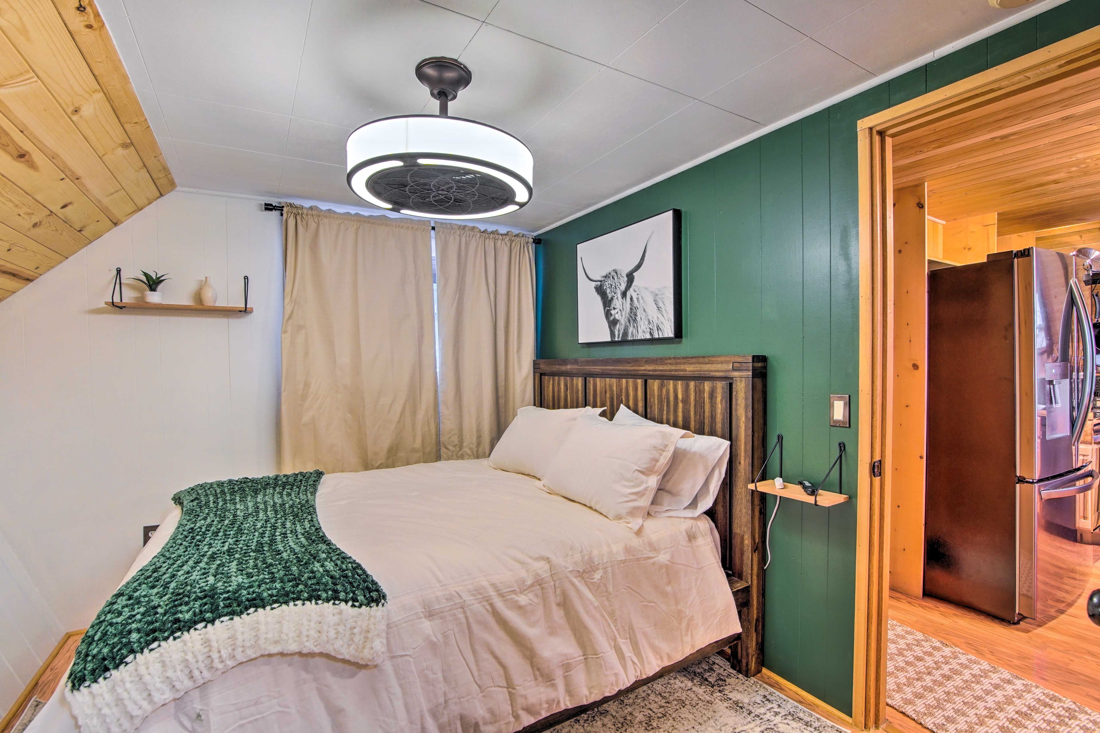 Bedroom 1 | Queen Bed | 1st Floor