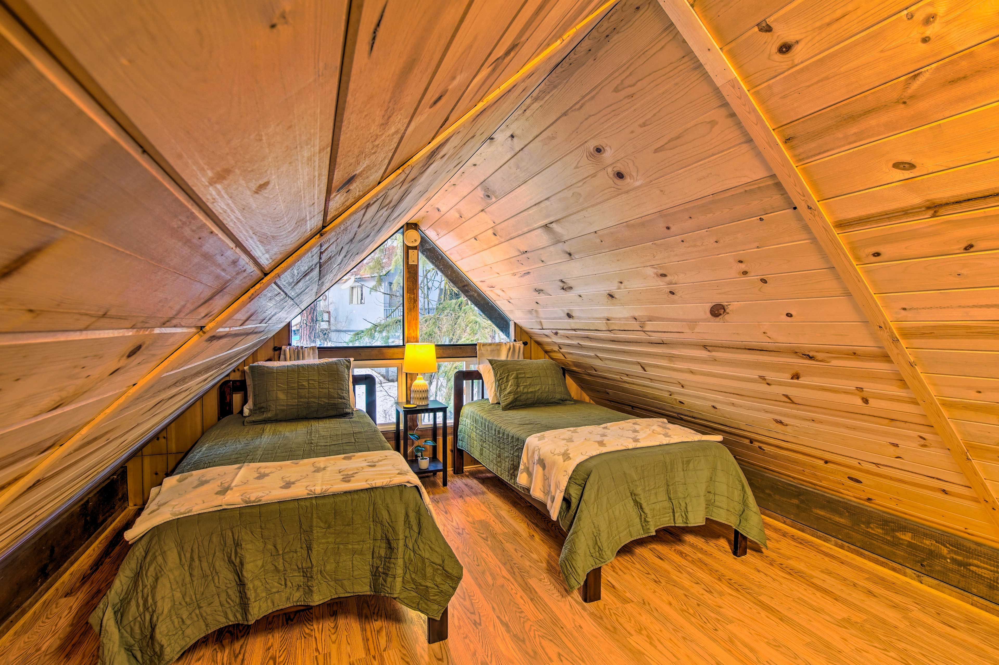 Bedroom 2 (Loft) | 2 Twin Beds