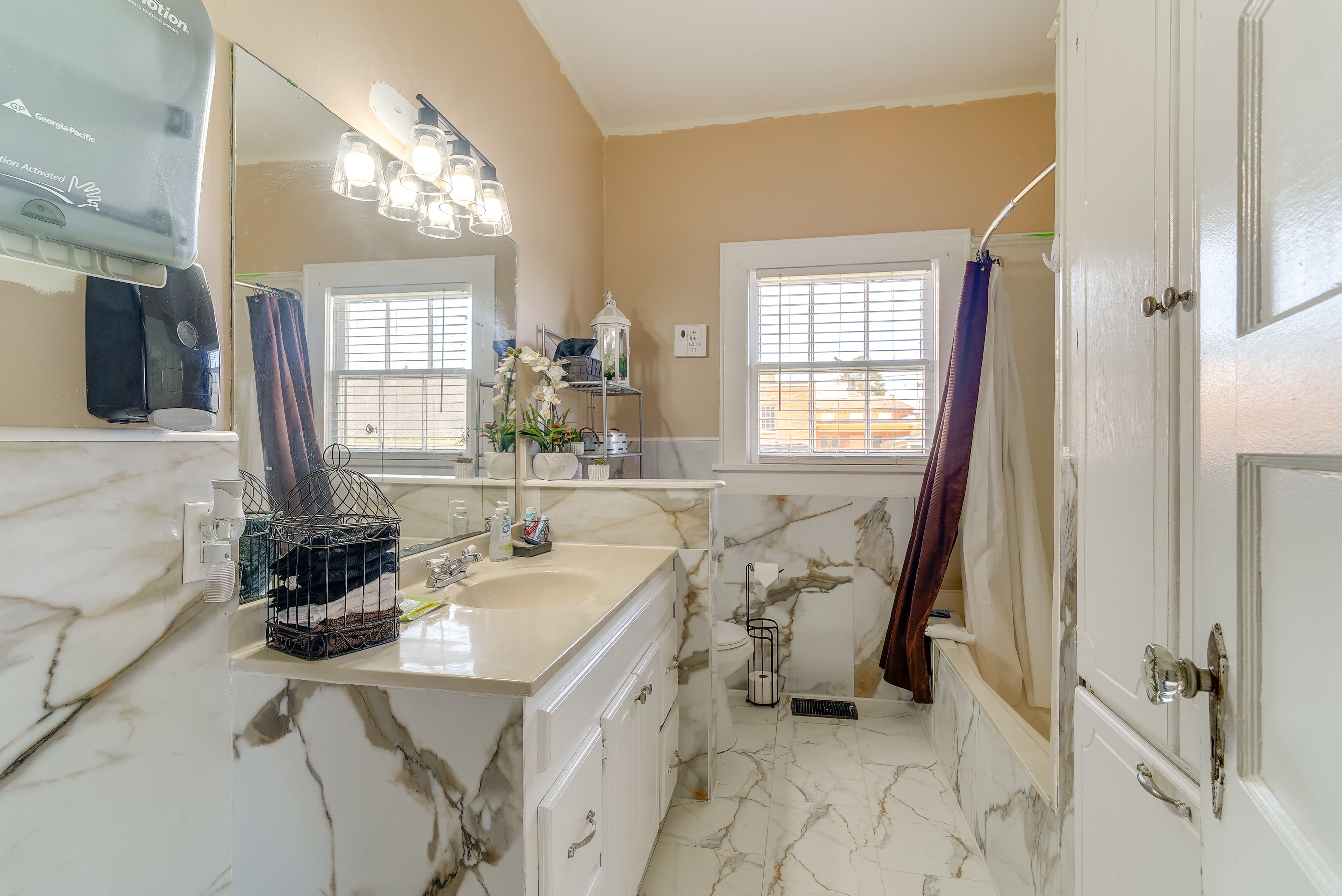 Full Bathroom | Towels Provided