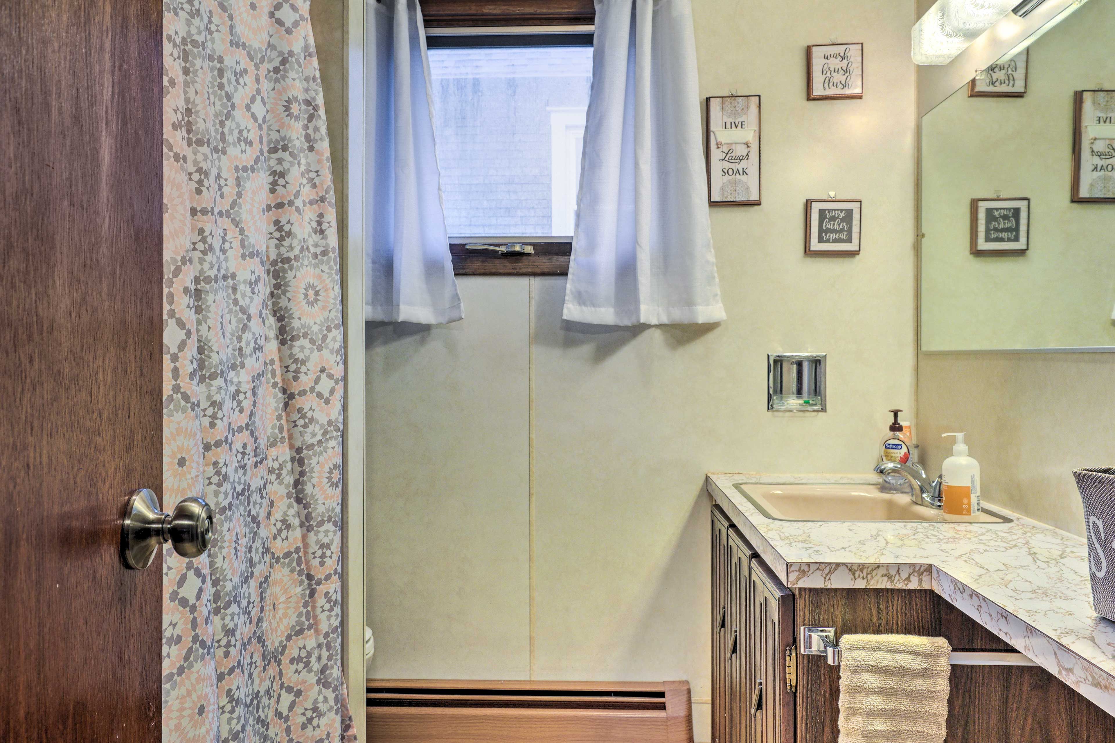 Full Bathroom | Towels Provided