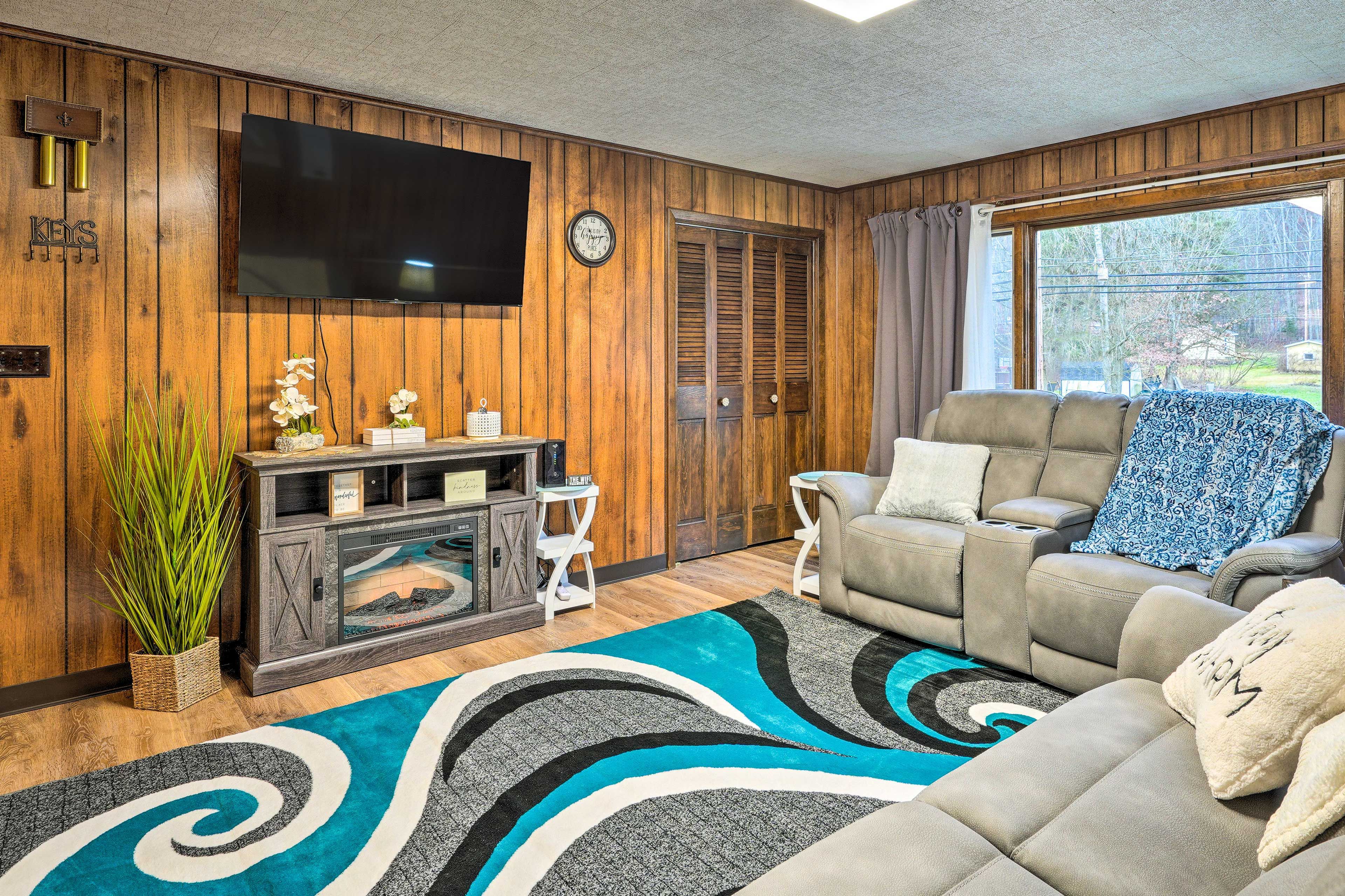 Living Room | Free WiFi | Smart TV | Electric Fireplace