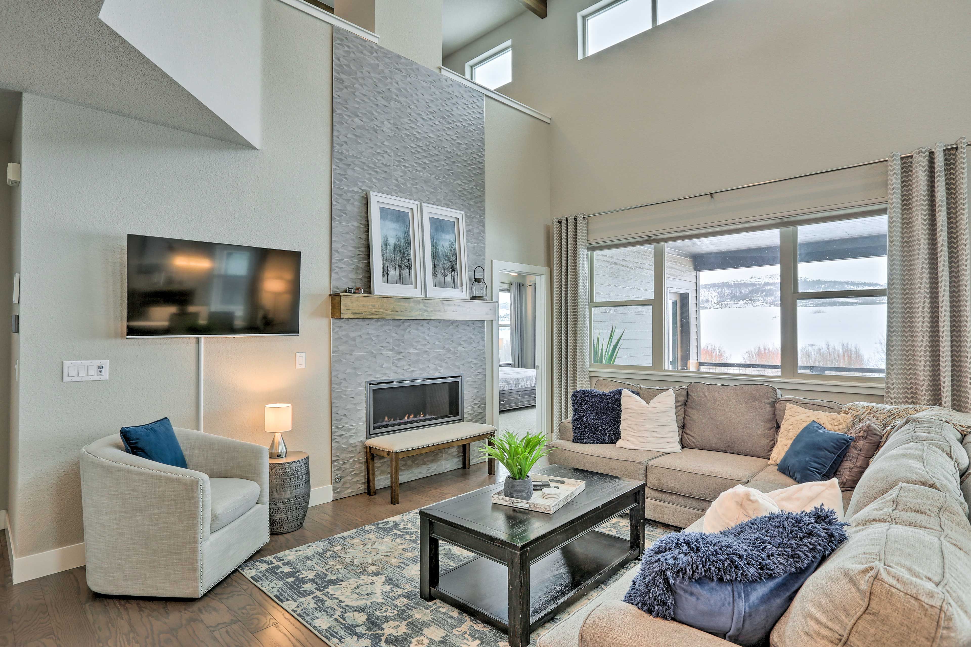 Living Room | Free WiFi | Smart TV | Gas Fireplace