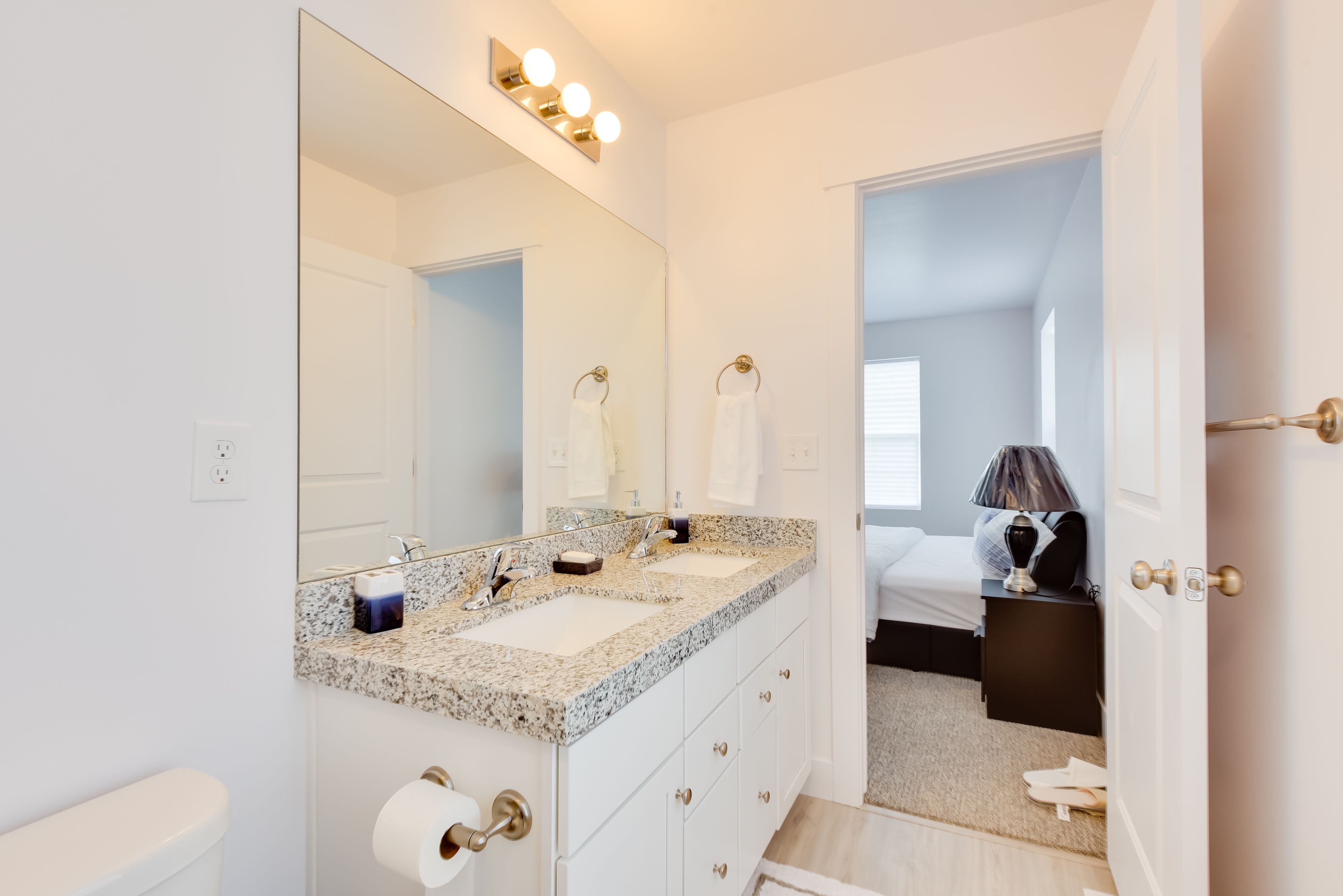 Full Bathroom | Towels Provided | Complimentary Toiletries