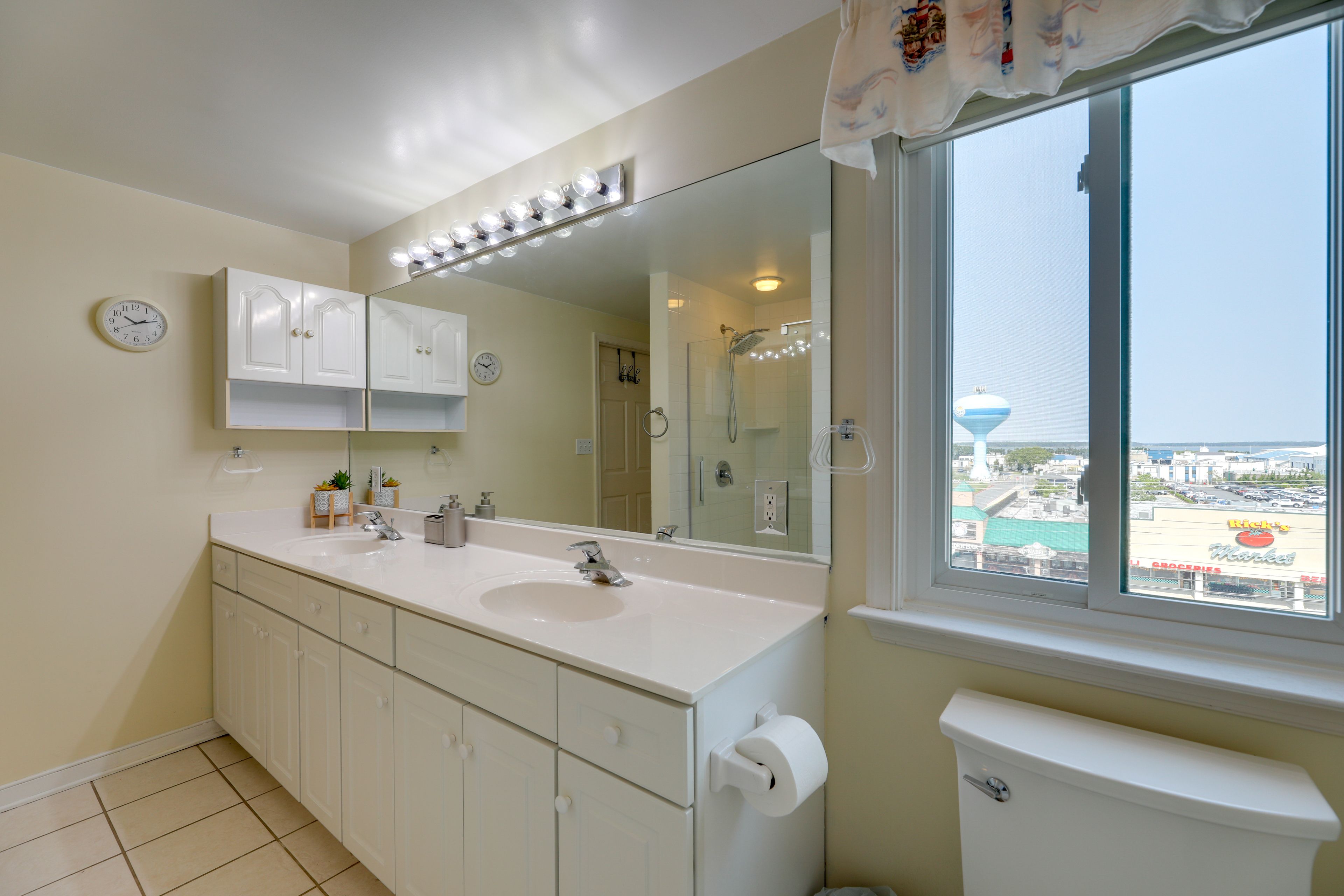 Full Bathroom | Towels Provided | Hair Dryer | Jetted Tub