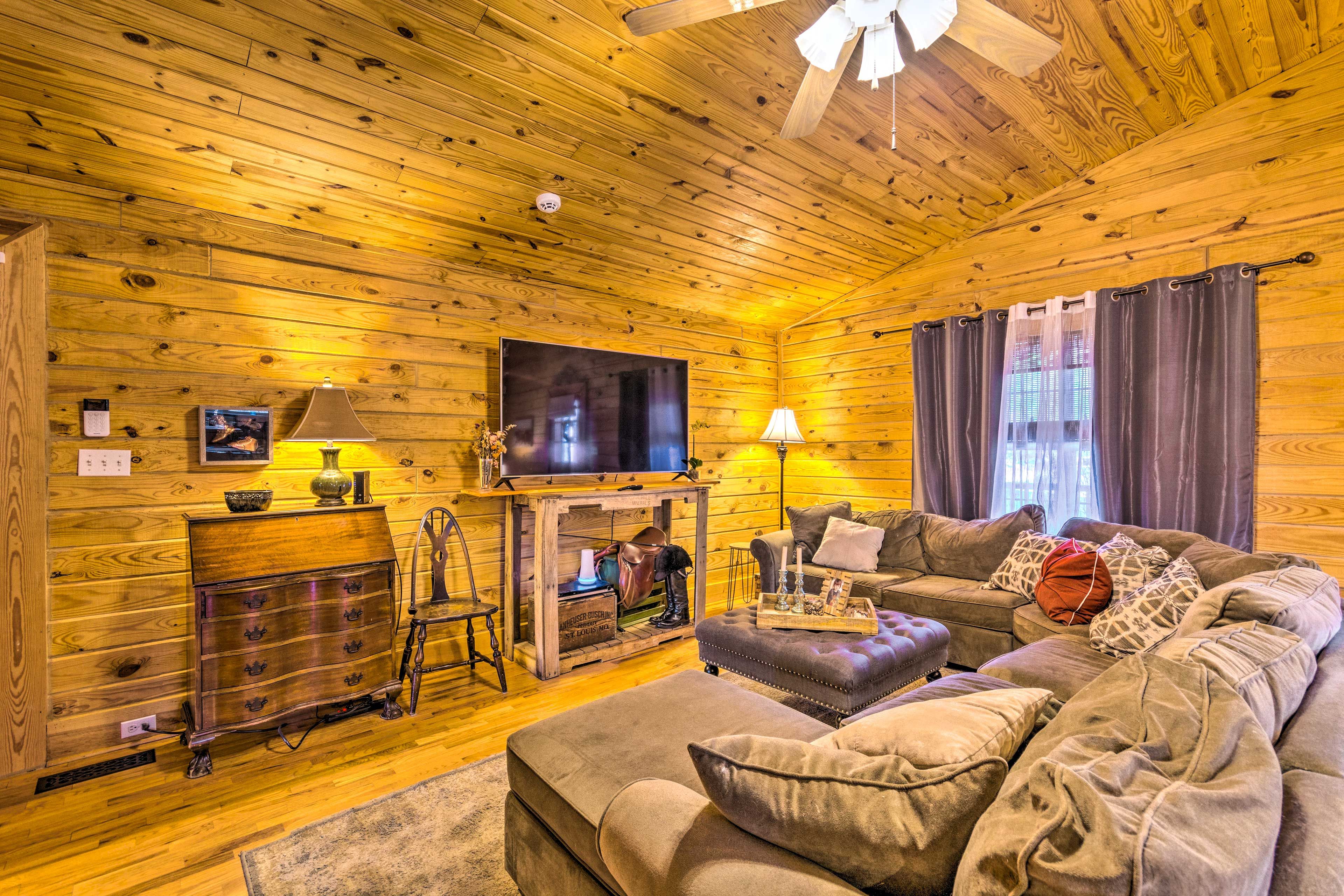 Living Room | Sleeper Sofa | Smart TV w/ Cable | WiFi | Central A/C | Fireplace