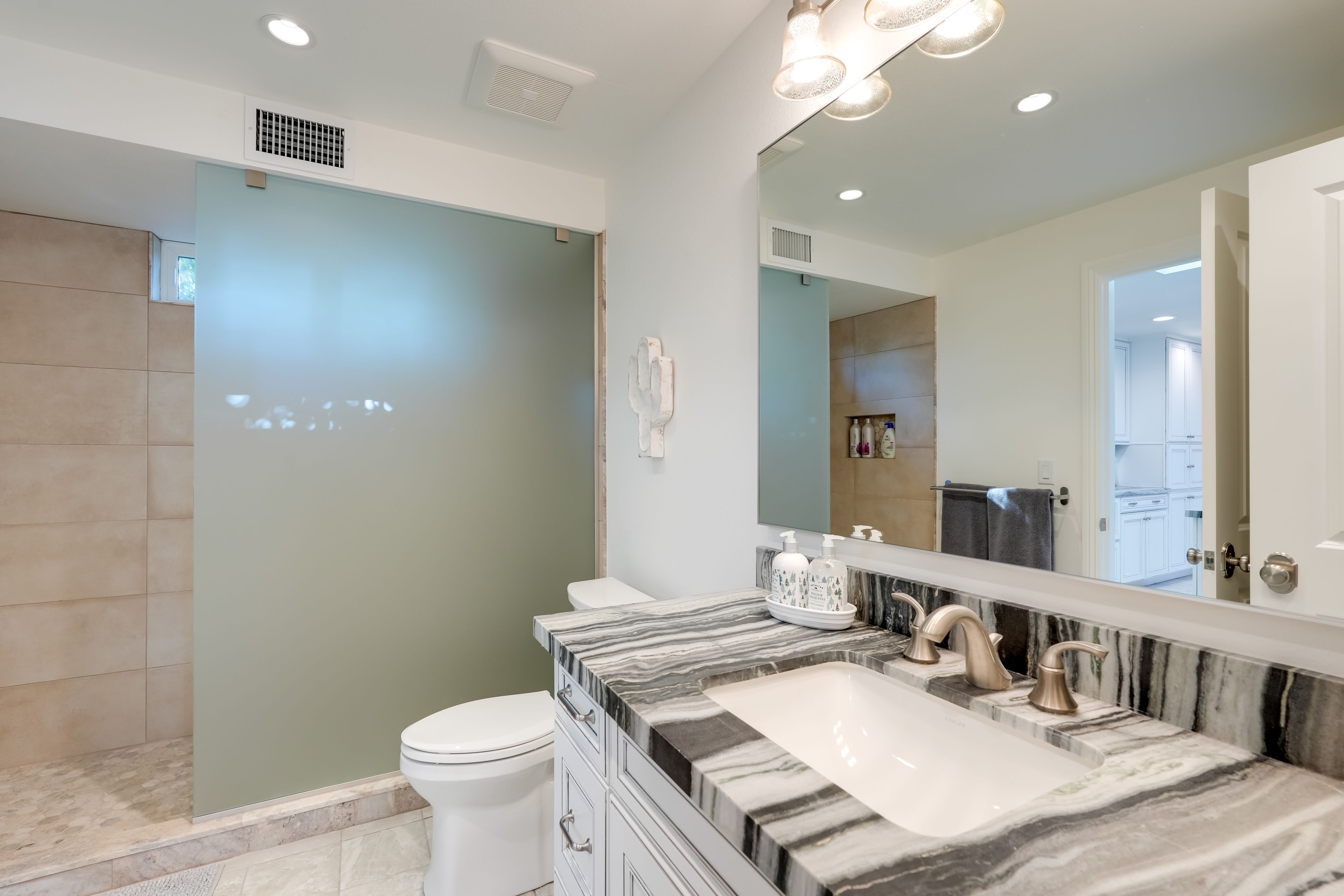 Full Bathroom | Towels Provided | Complimentary Toiletries