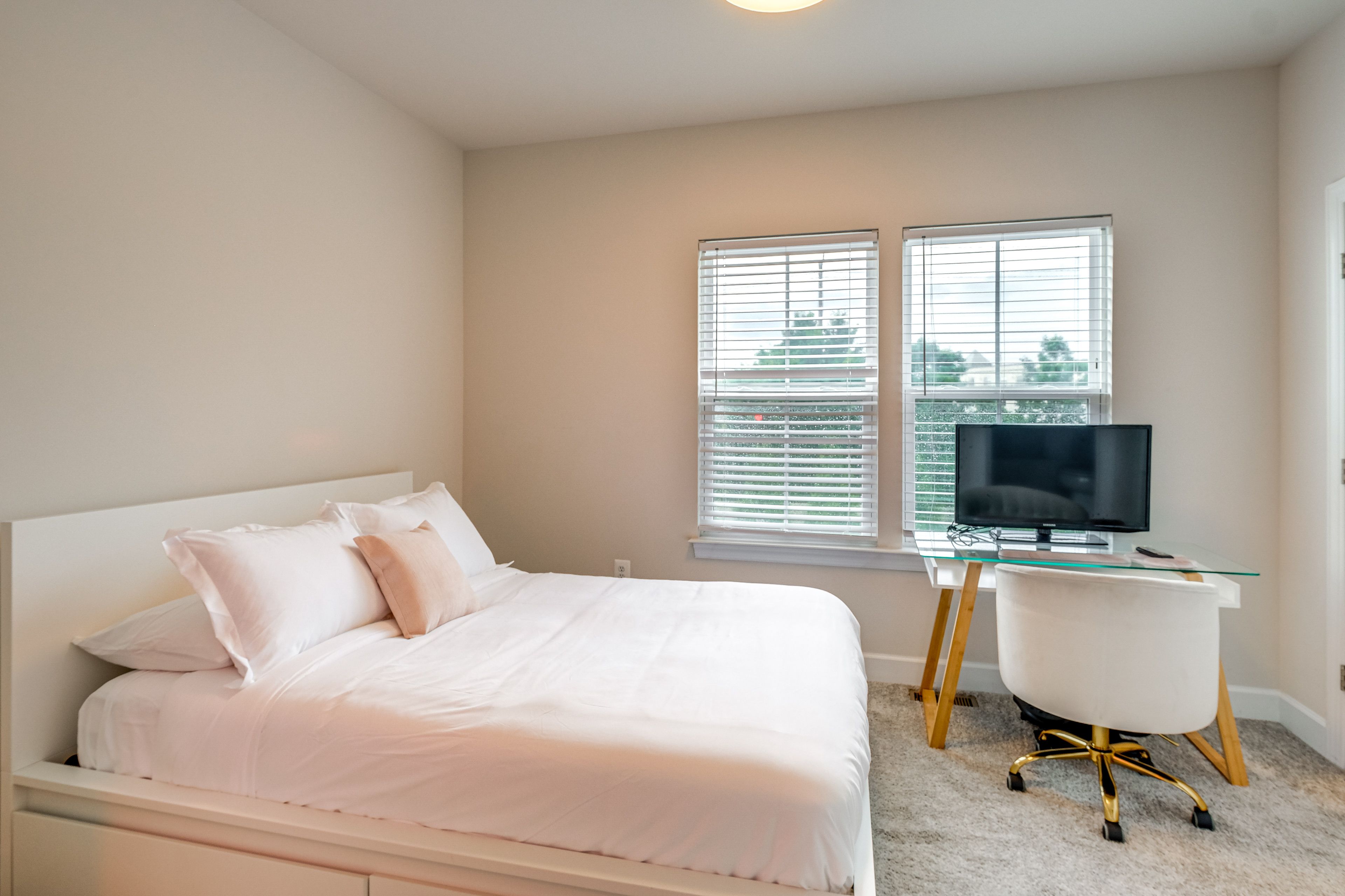 Bedroom 1 | Queen Bed | Linens | 3rd Floor