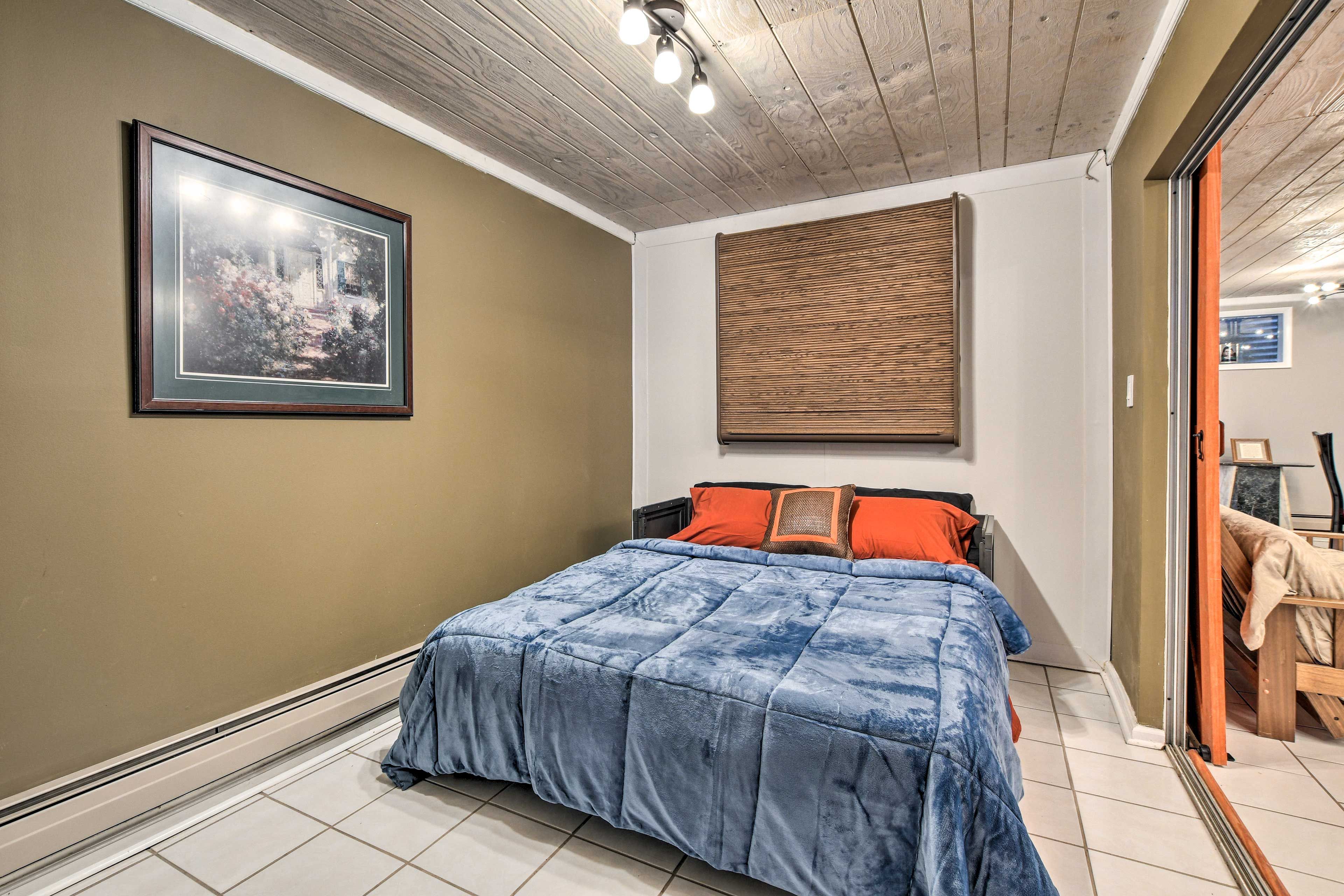 Bedroom 1 | Queen Bed