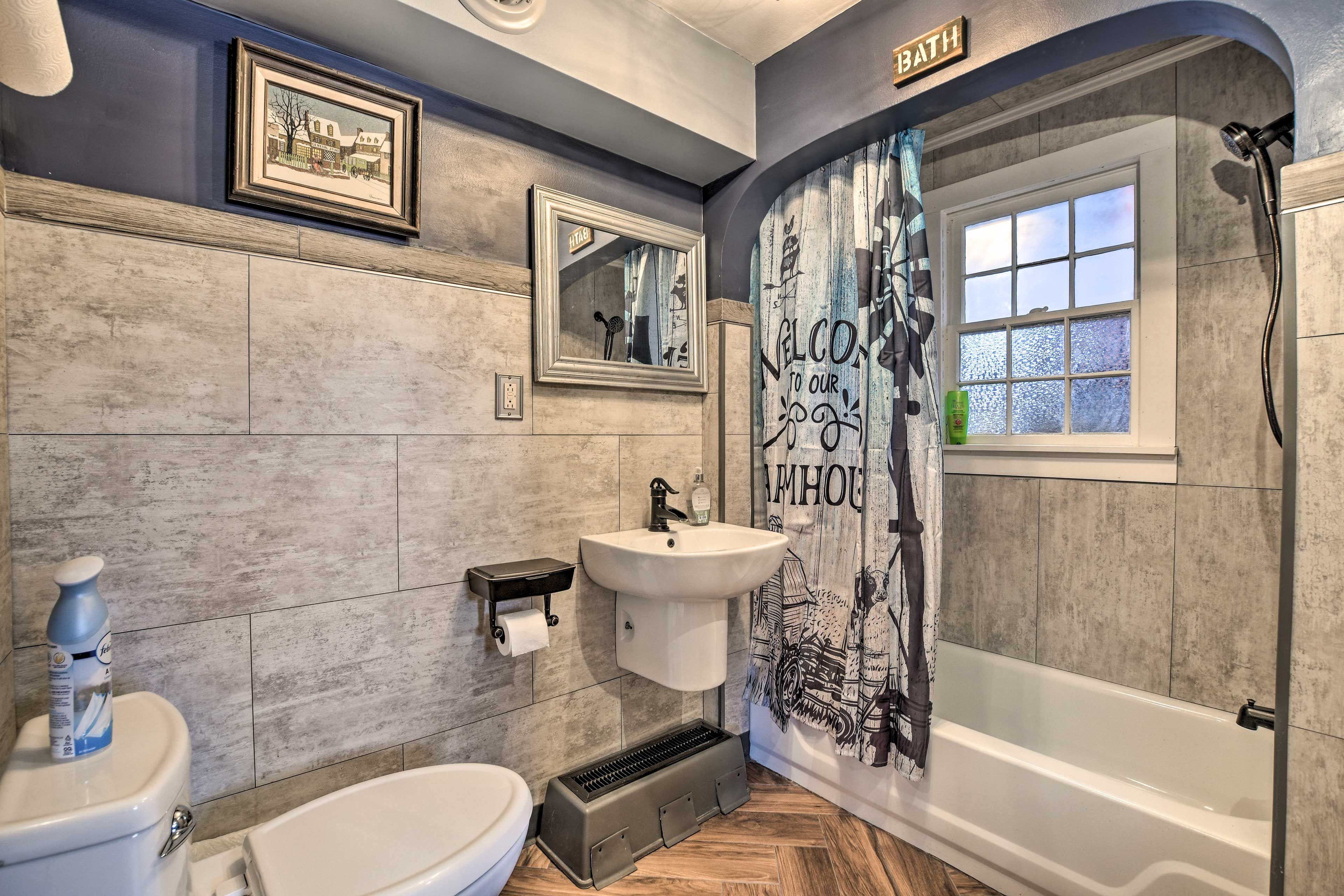 Full Bathroom | Complimentary Toiletries