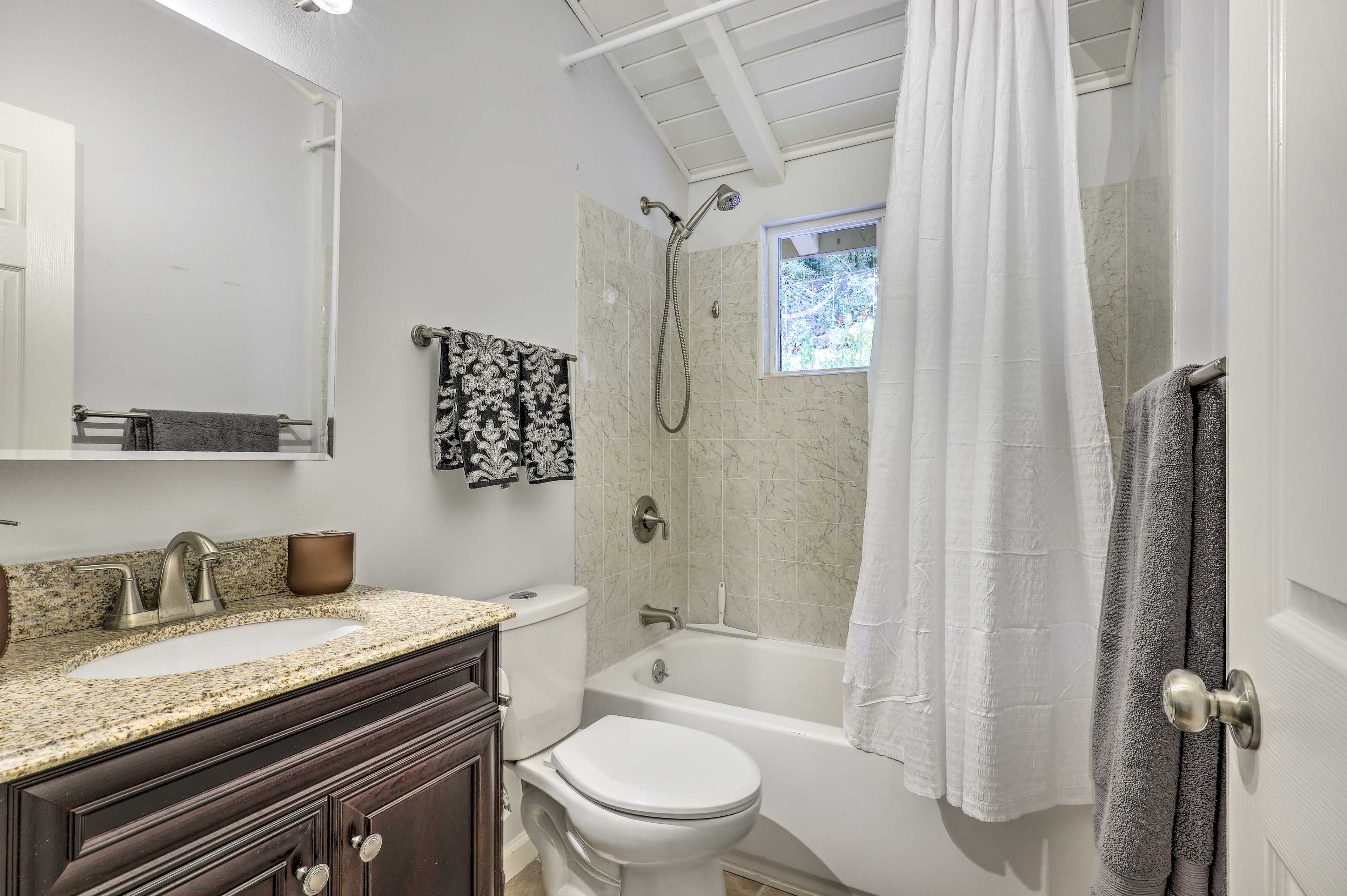 Full Bathroom | Complimentary Toiletries