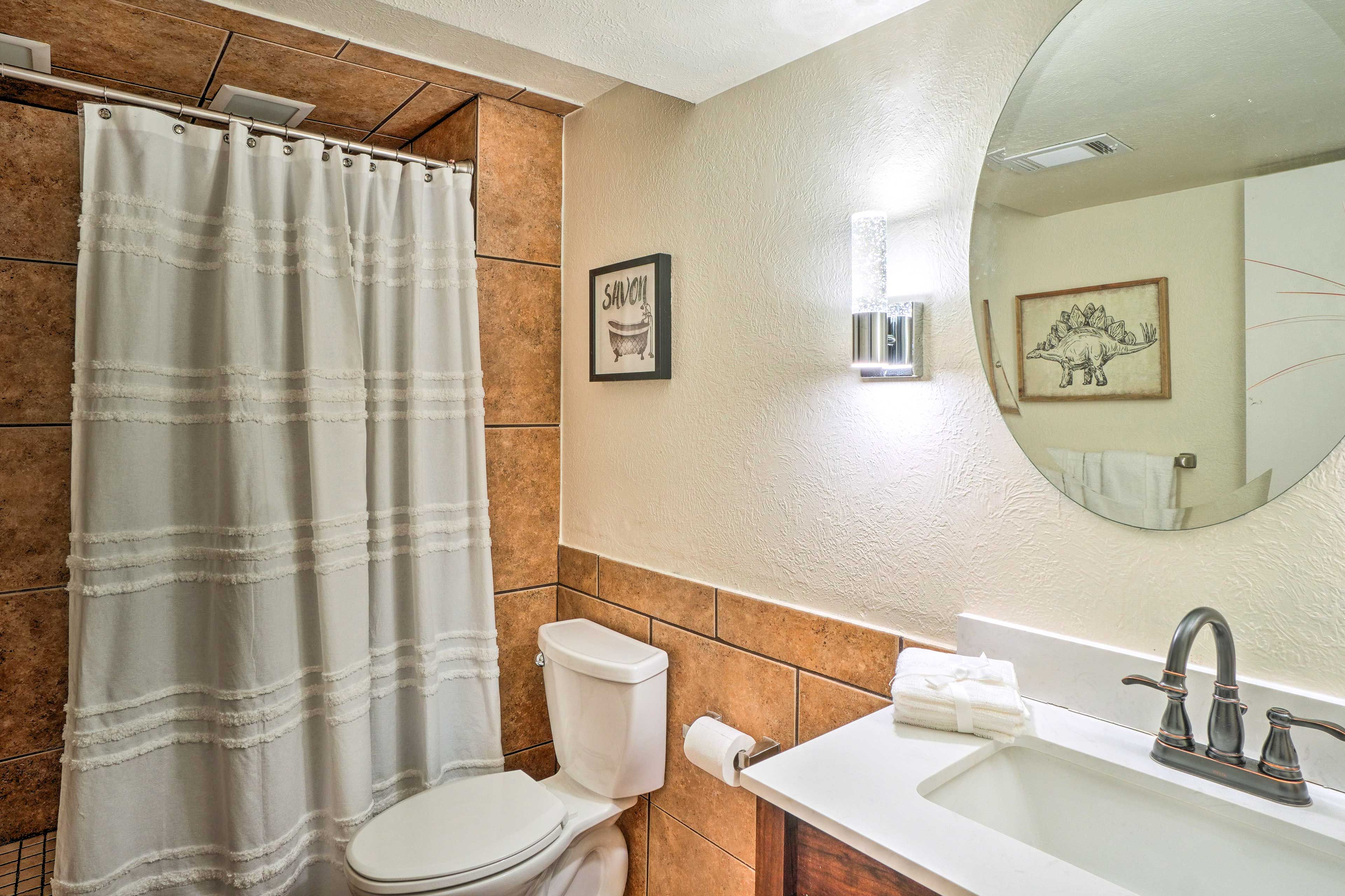 Full Bath | Towels Provided