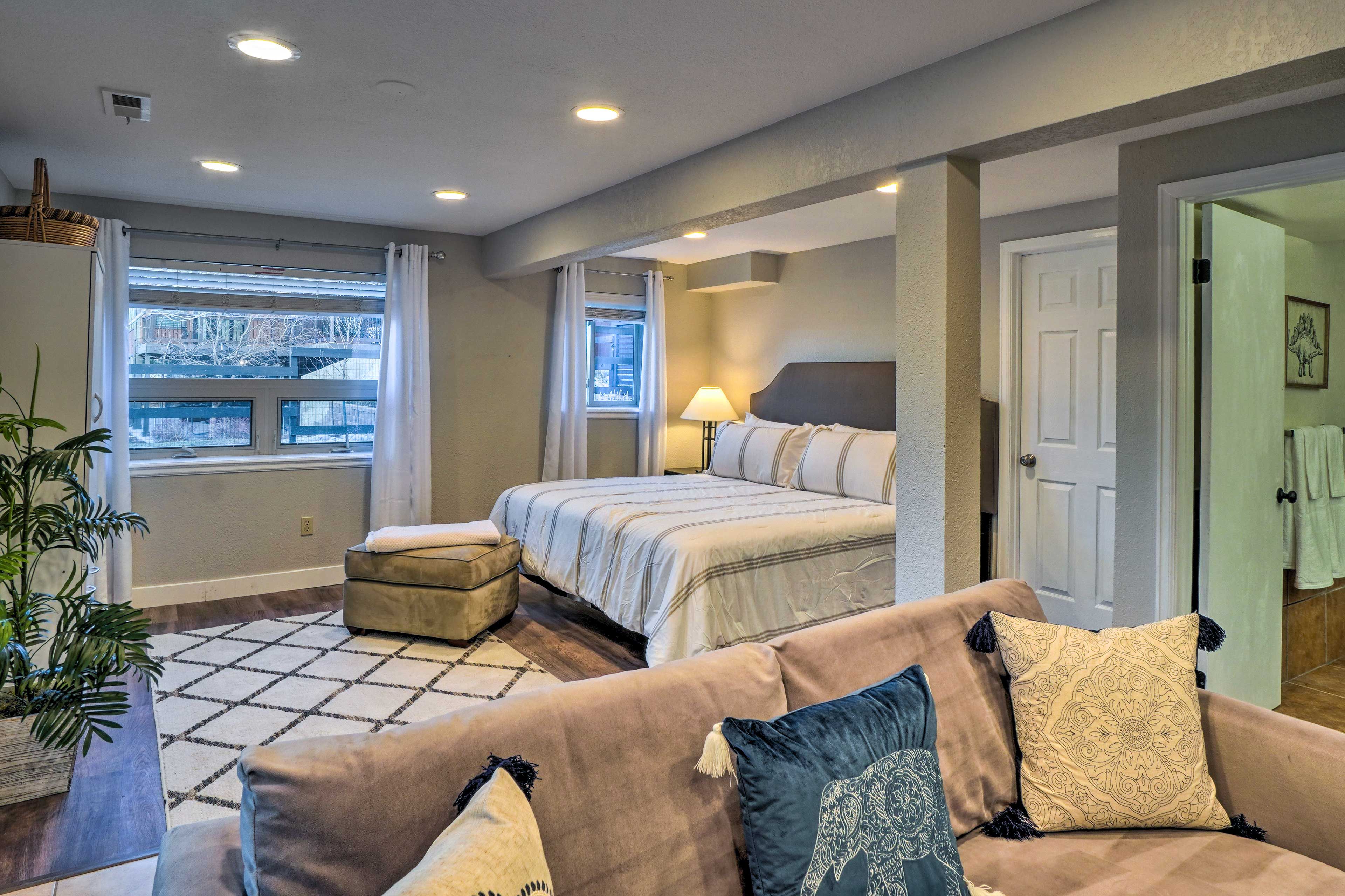 Studio | King Bed | Linens Provided
