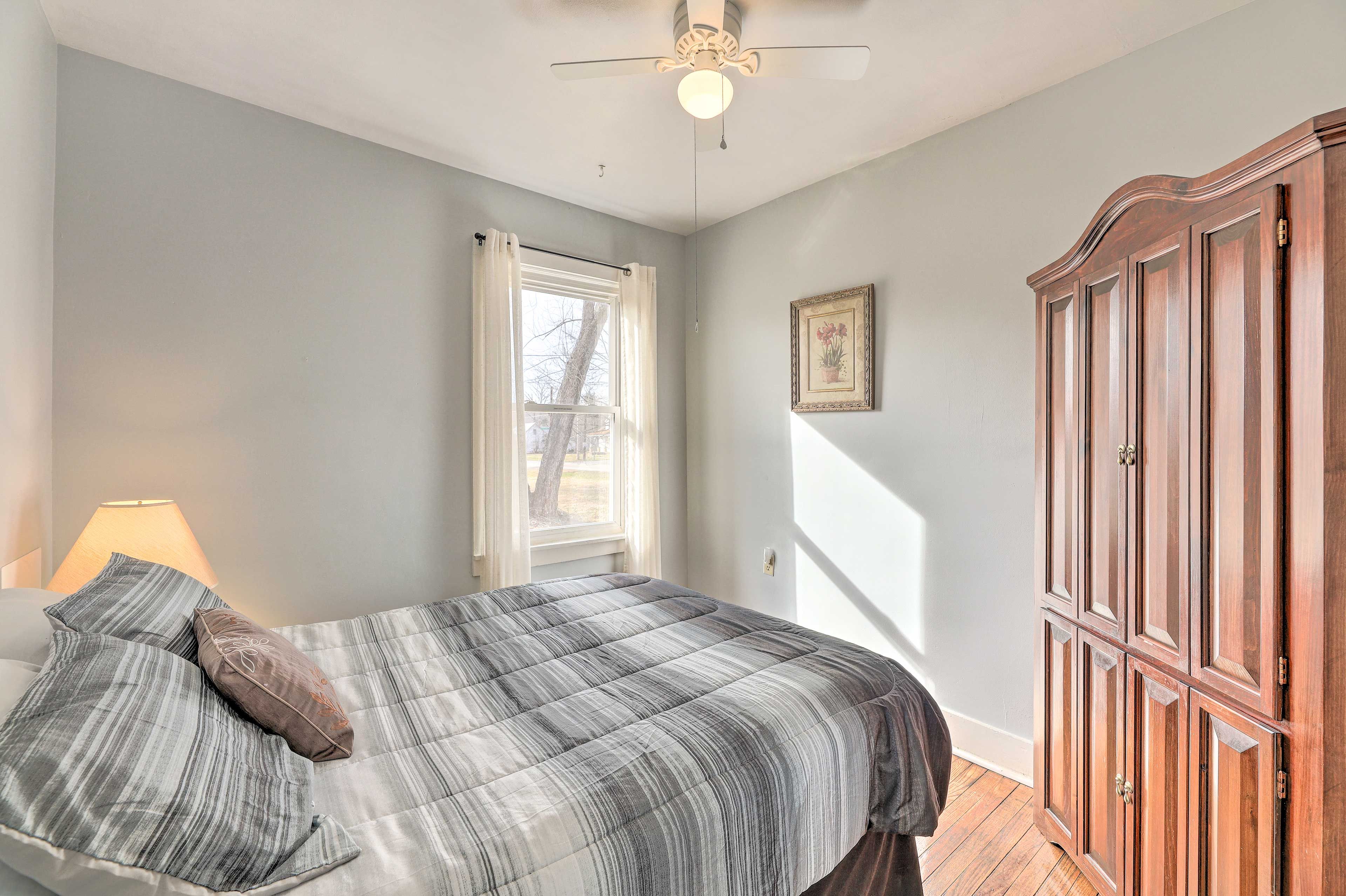Bedroom 2 | Queen Bed | 1st Floor | Hangers