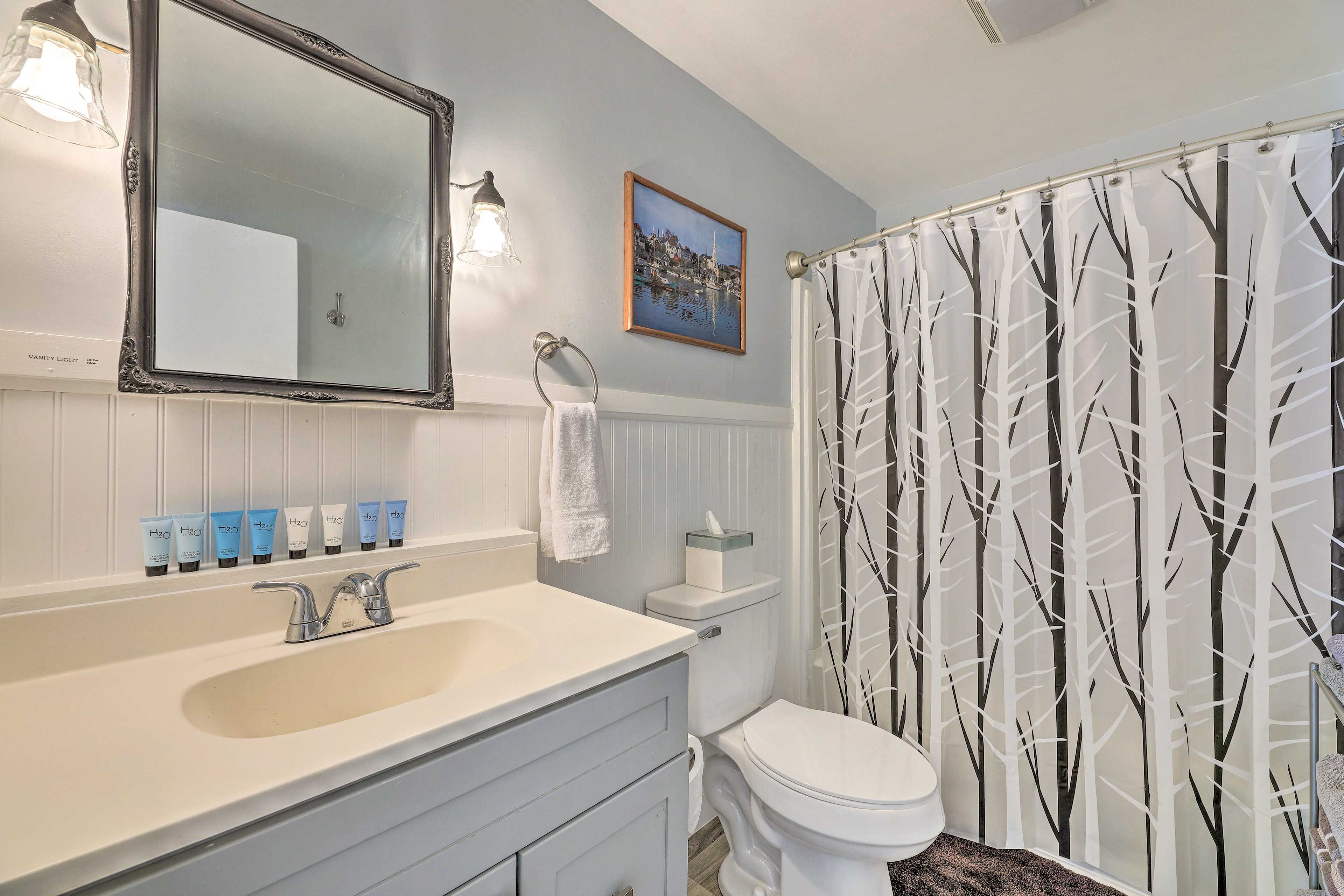Full Bathroom | 1st Floor | Towels Provided | Complimentary Toiletries