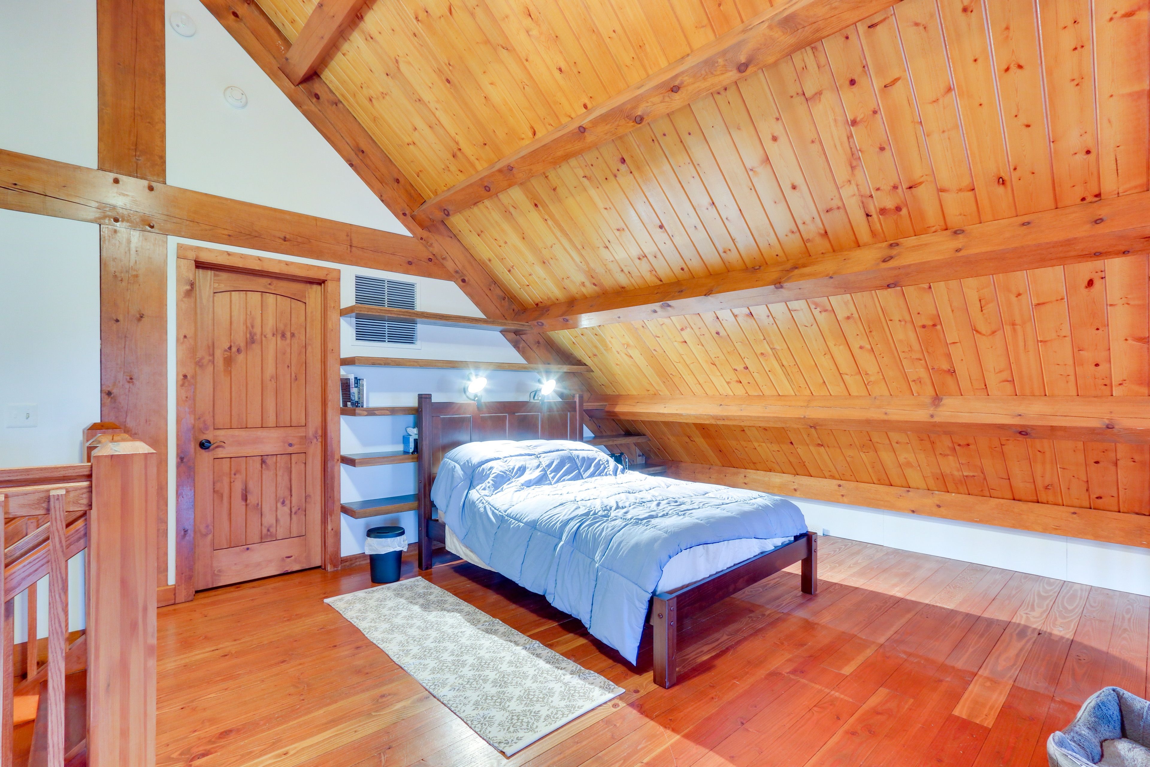 Loft | Queen Bed