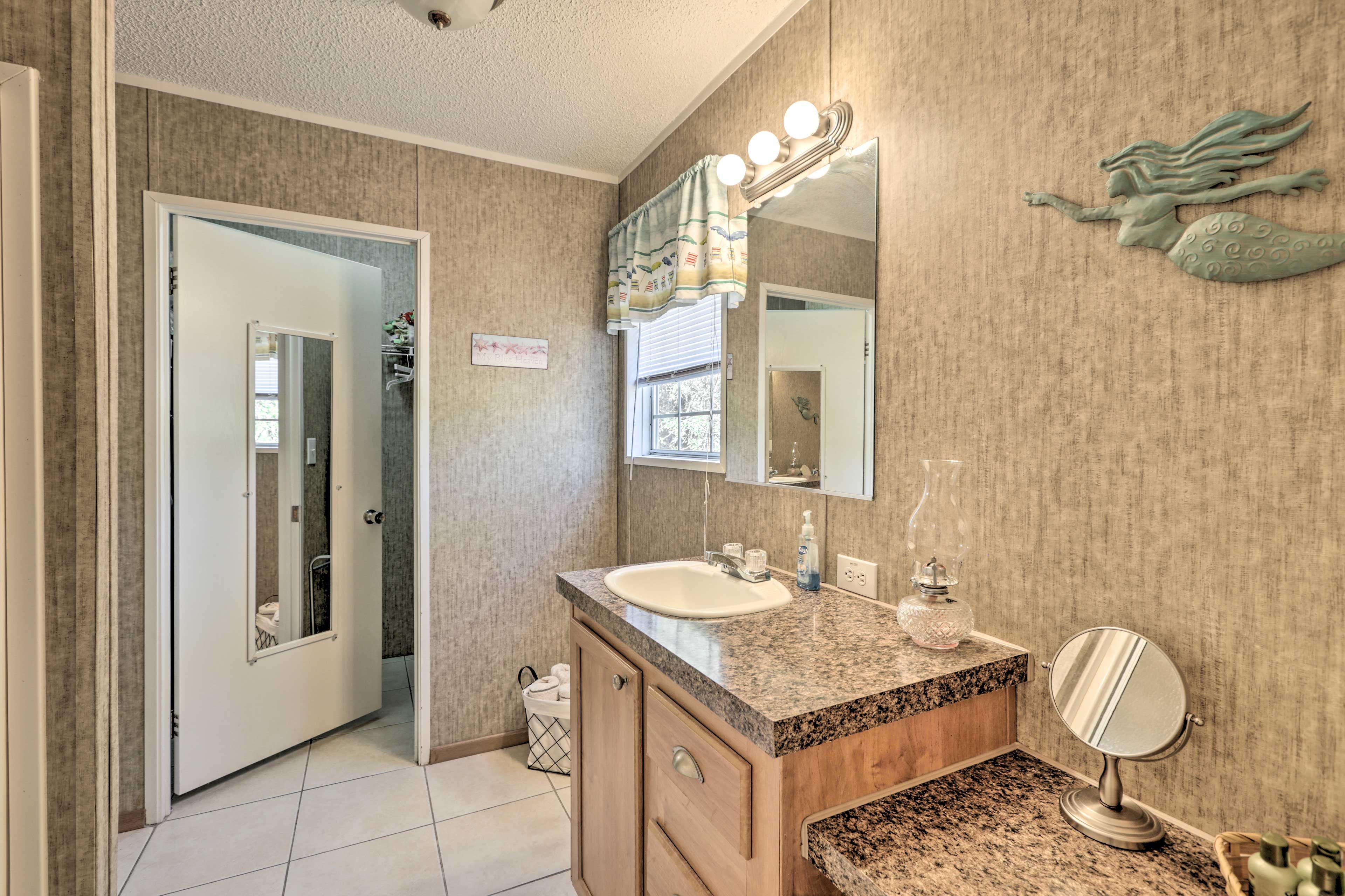 Full Bathroom | Towels Provided | Hair Dryer