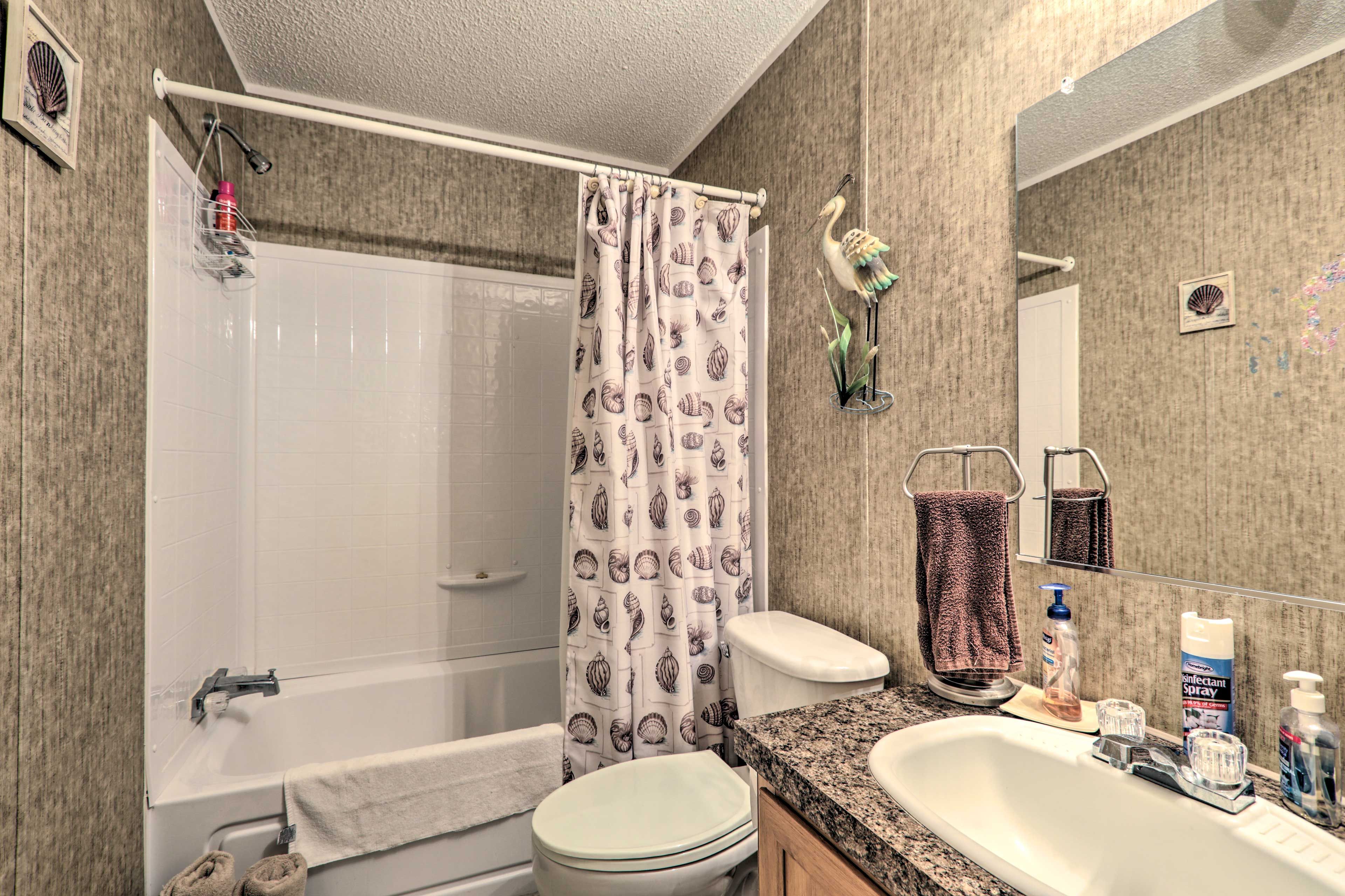 Full Bathroom | Complimentary Toiletries