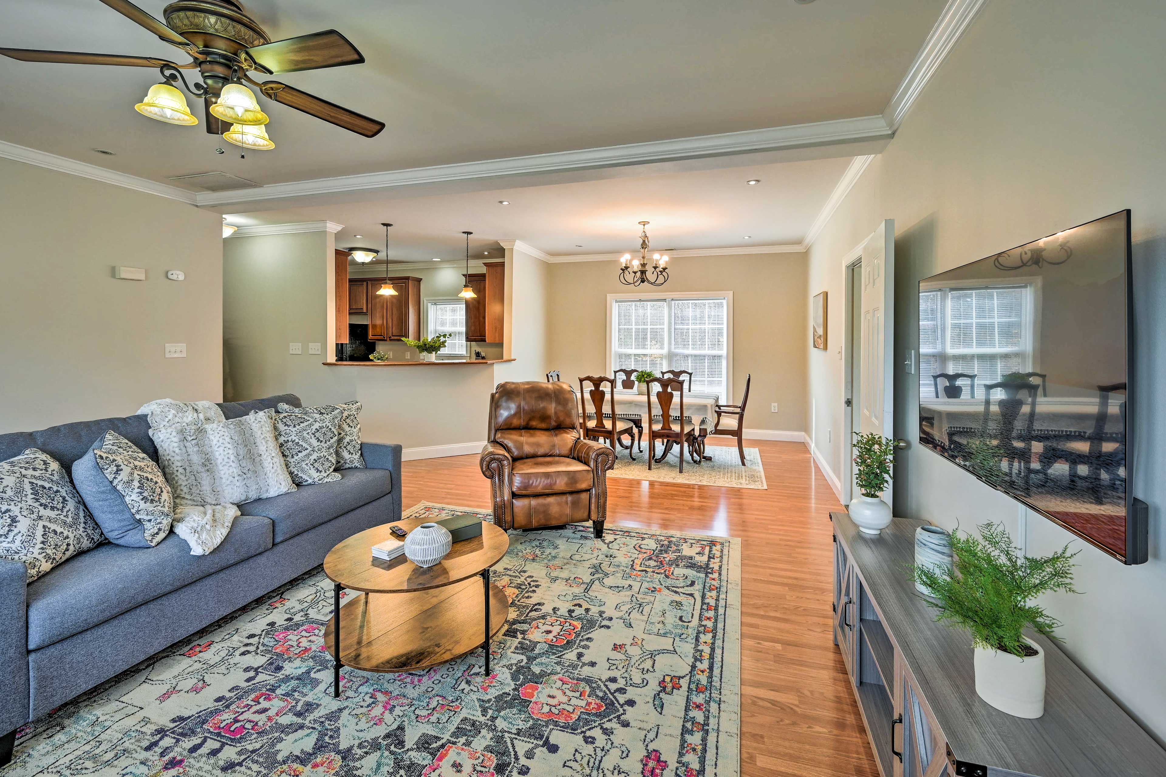 Living Area | Central A/C | Free WiFi | 2,800 Sq Ft