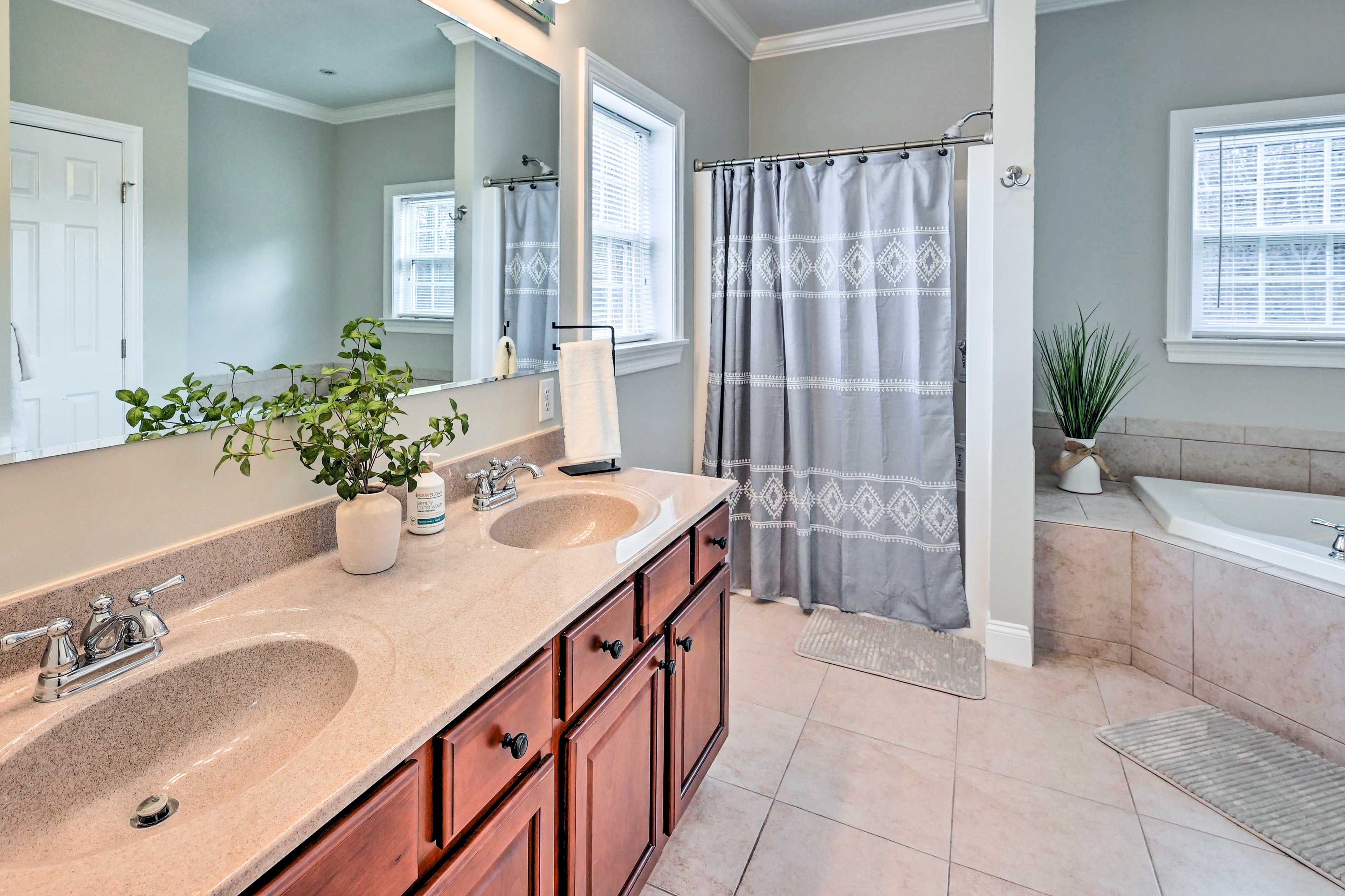 En-Suite Bathroom | Complimentary Toiletries | Walk-In Shower | Jetted Tub