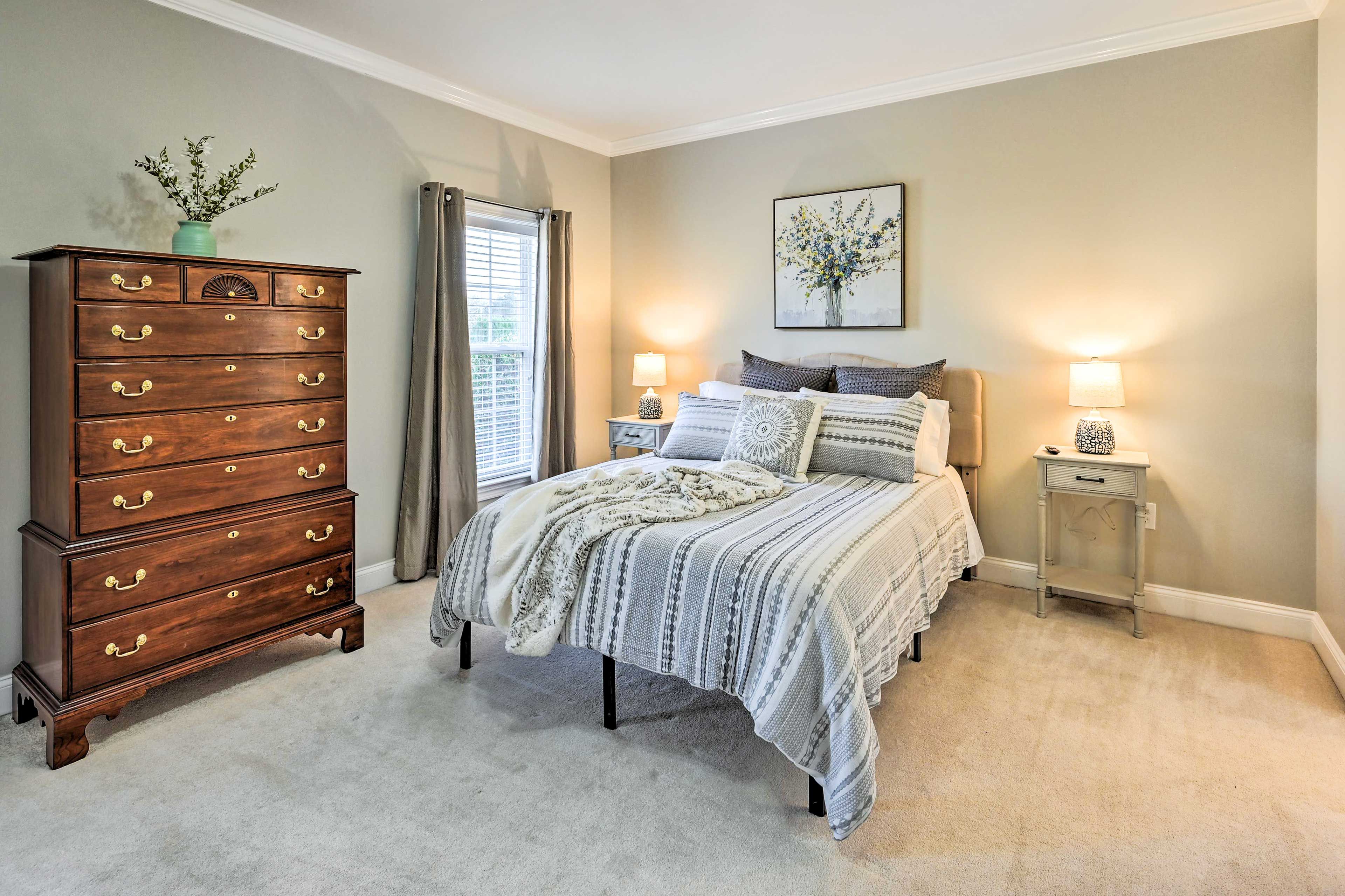 Bedroom 1 | Queen Bed | 1st Floor | Smart TV | En-Suite Bathroom