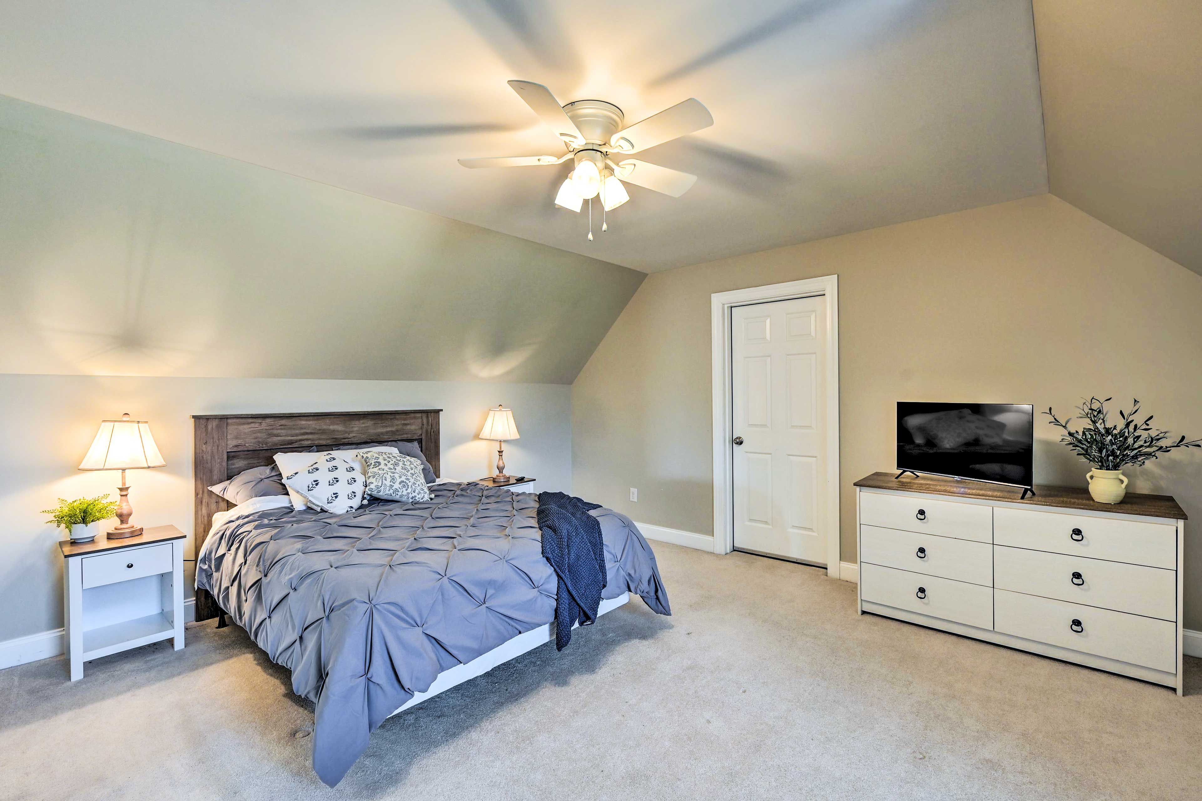 Bedroom 2 | Queen Bed | 2nd Floor | Smart TV