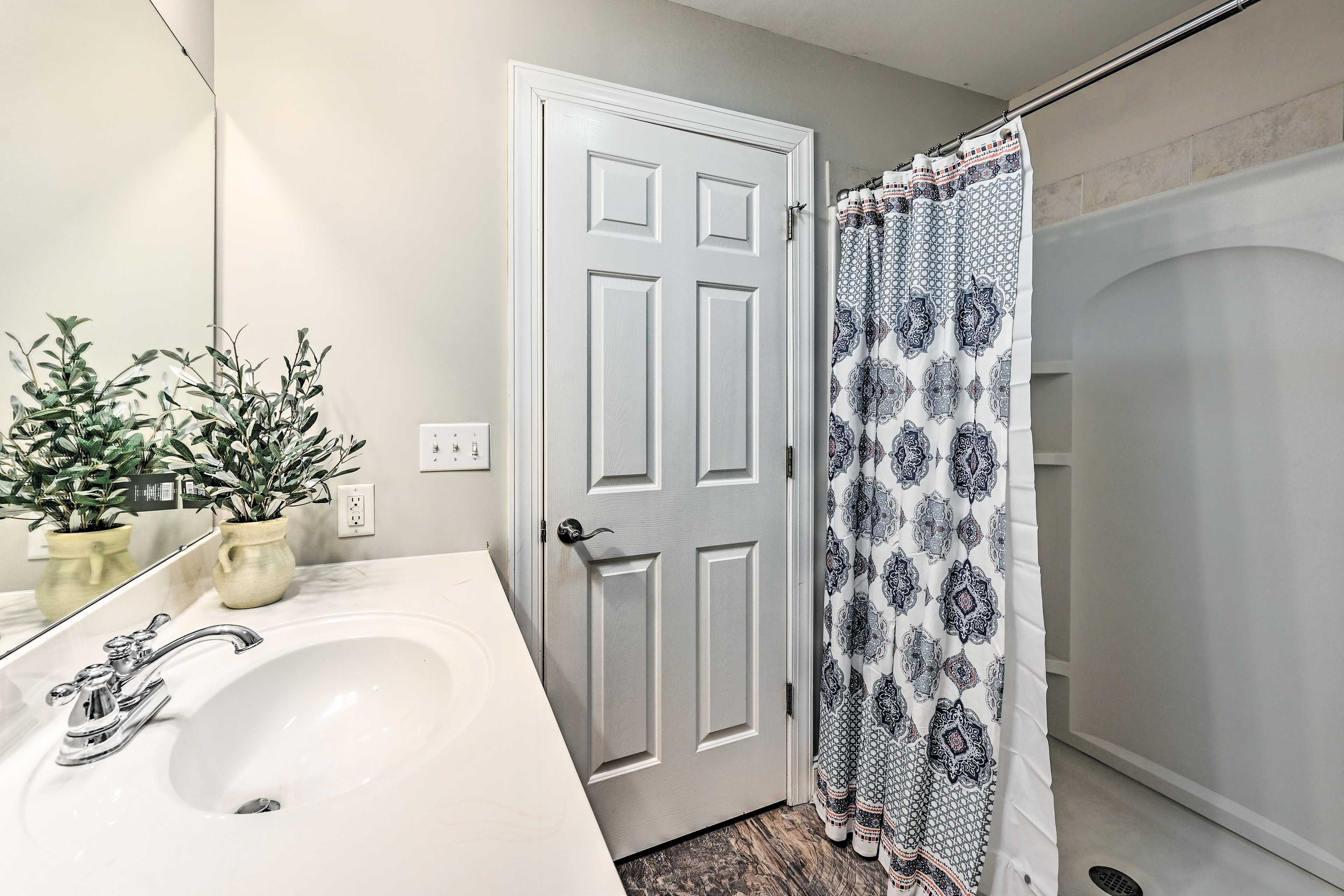Full Bathroom | Towels Provided