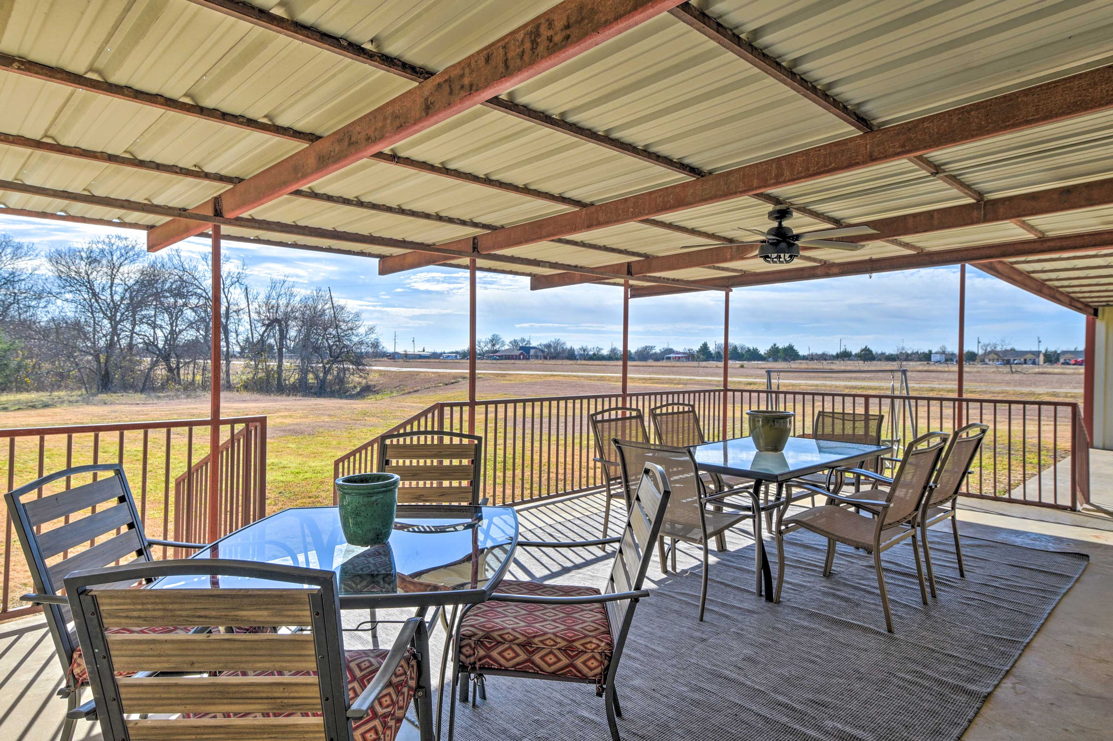 Outdoor Dining Area | 5 Acres of Land